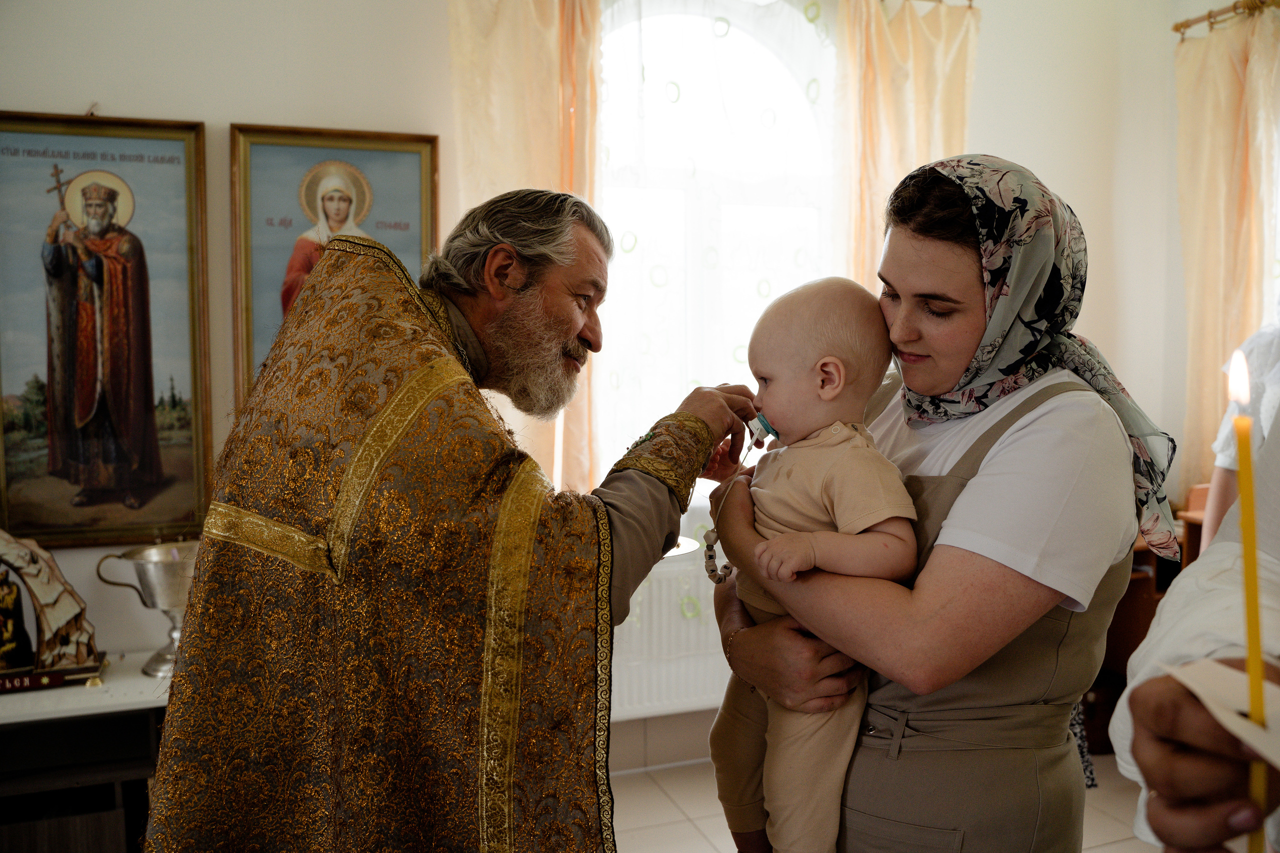 Крещение Матвея в Острове. Свадебный и семейный фотограф в Пскове и Острове Света Суворова