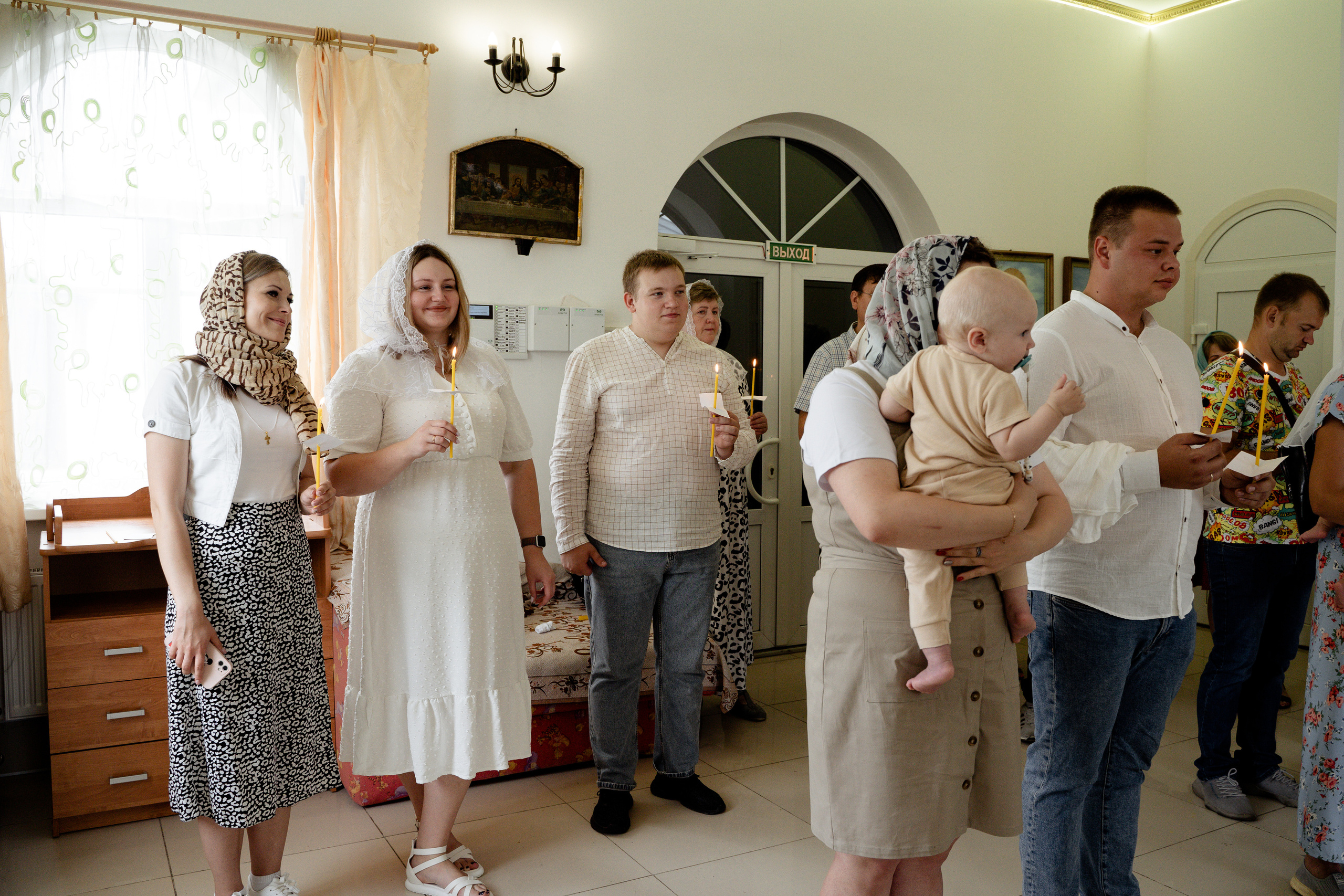 Крещение Матвея в Острове. Свадебный и семейный фотограф в Пскове и Острове Света Суворова