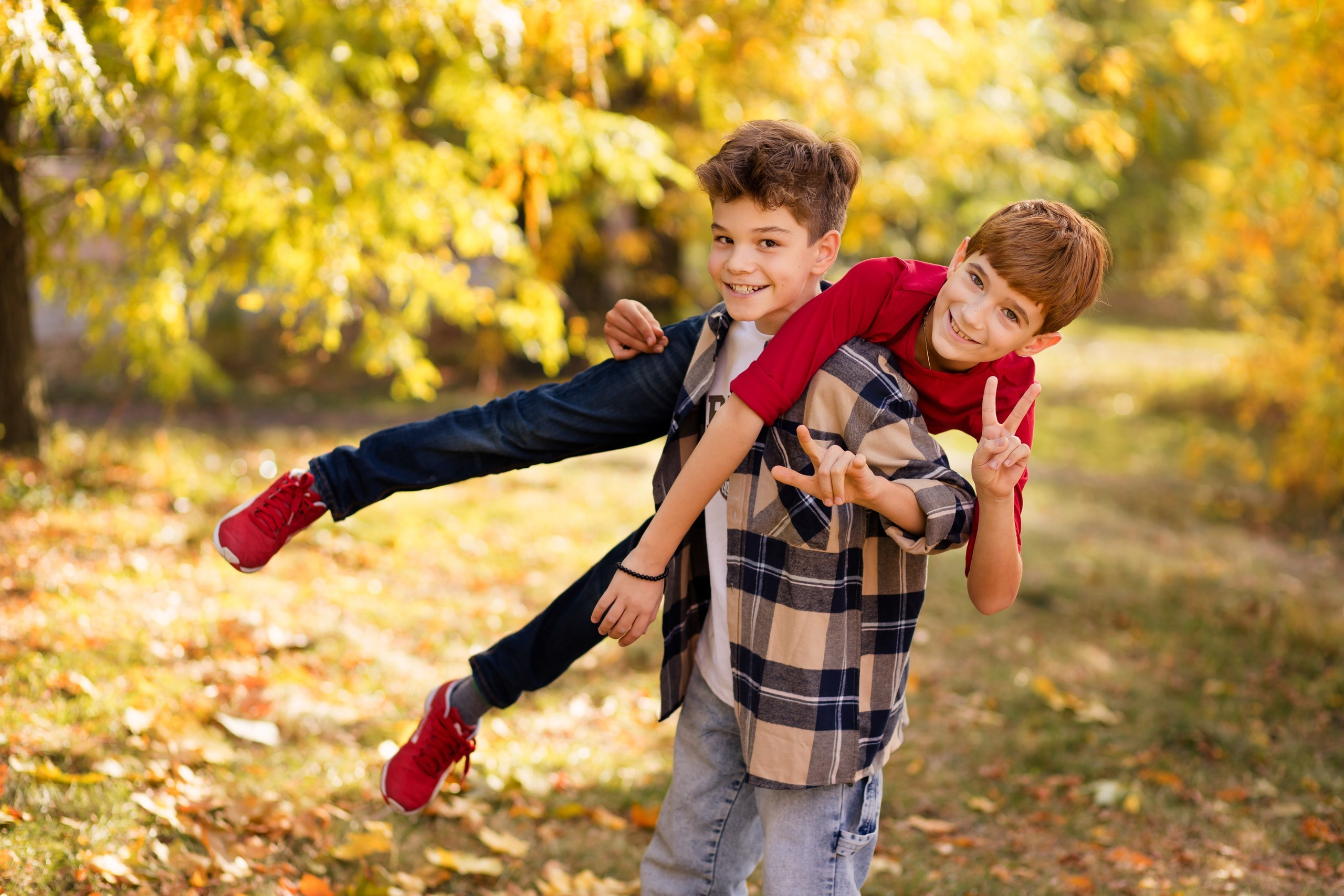 Живая фотосессия ребенка на природе для выпускного альбома Краснодар