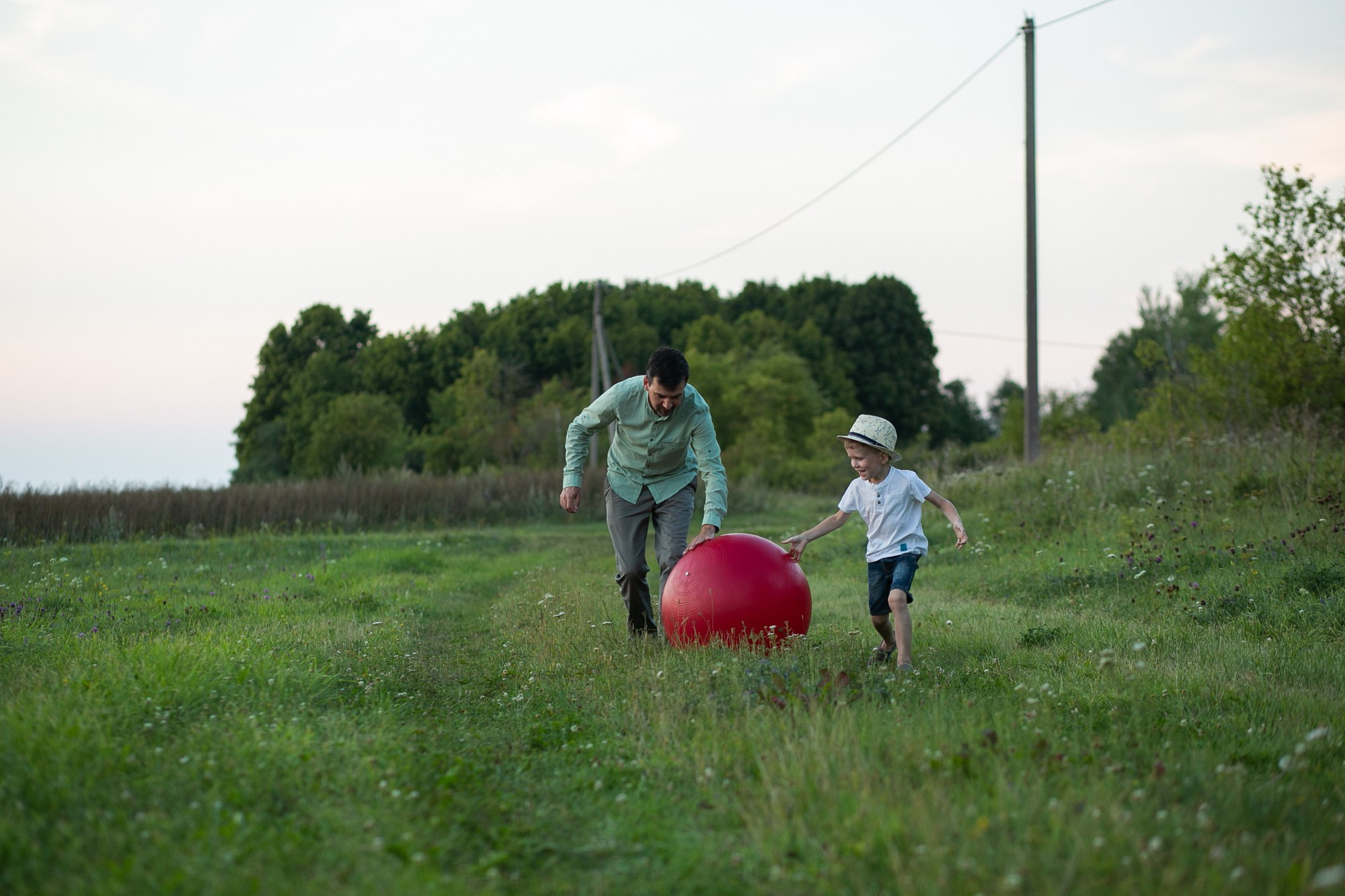 Отец и сын (съёмка на поле). Семейный фотограф в Нарве Эля Калиниченко
