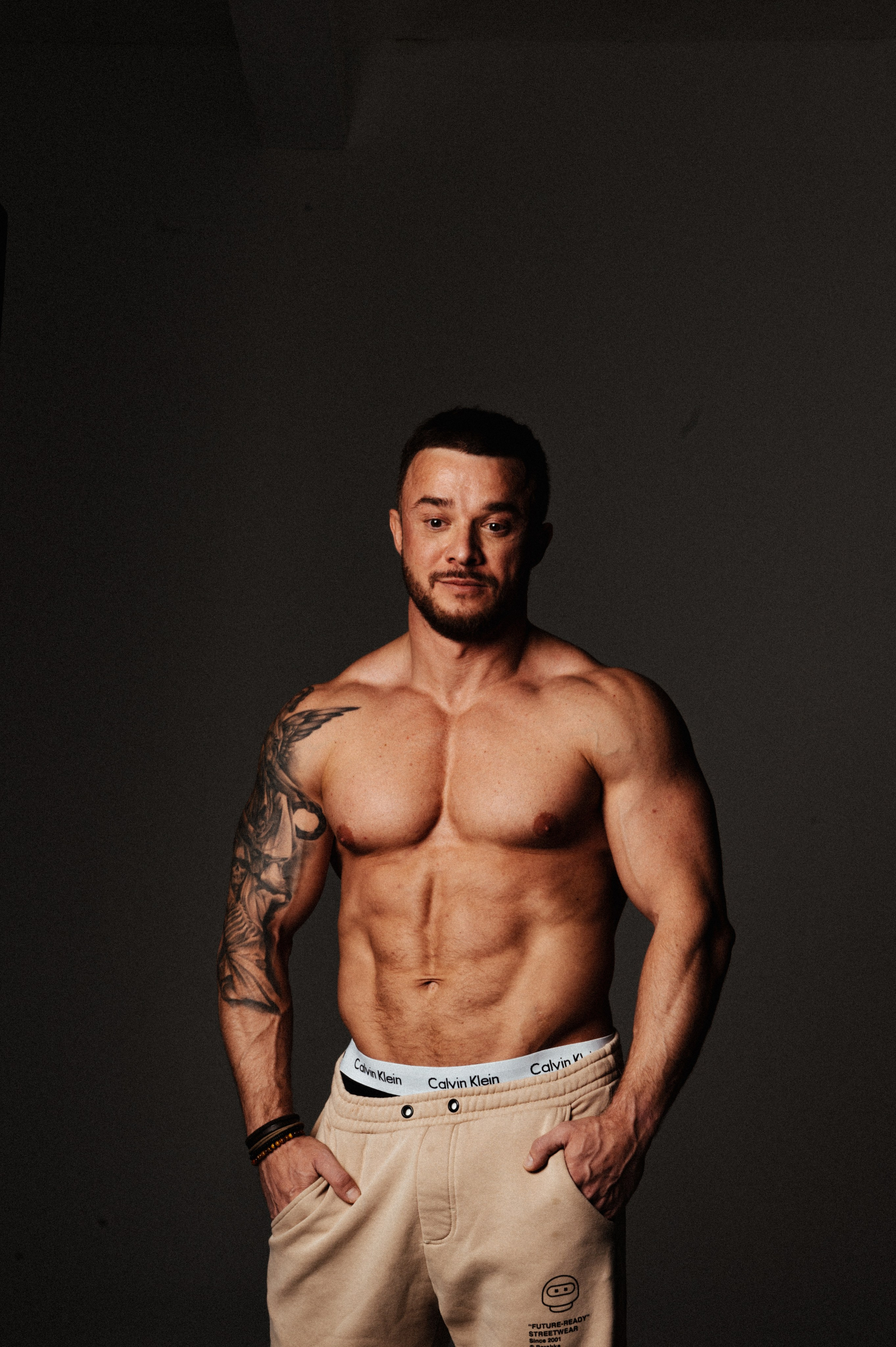 Константин. Профессиональный фотограф беременности в СПБ. Стильные фотосессии беременности в стиле минимализм и классическая фотография