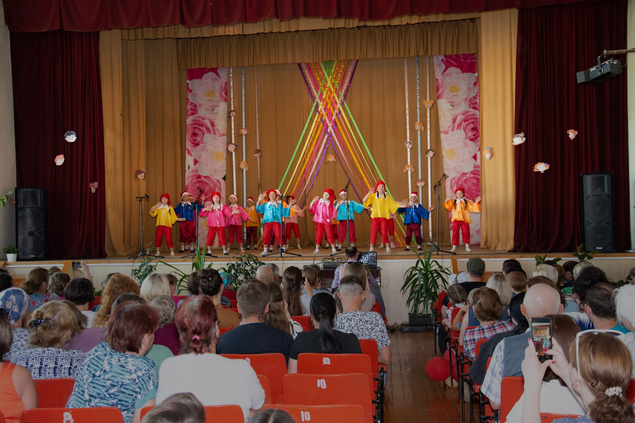 Детский коллектив выступает на отчетном концерте