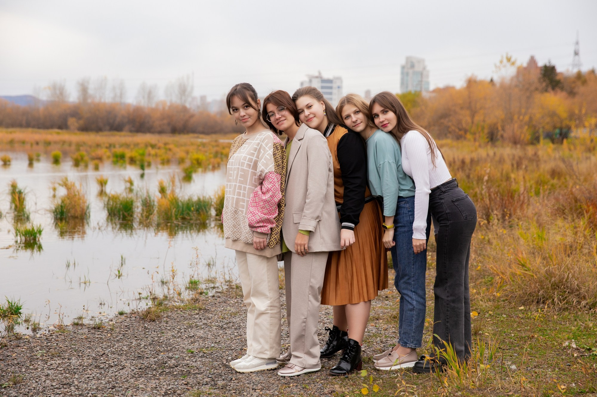 Осенняя фотосессия для выпускного альбома 11а класса 8 гимназии. СИГМА | Студия выпускных альбомов Красноярск