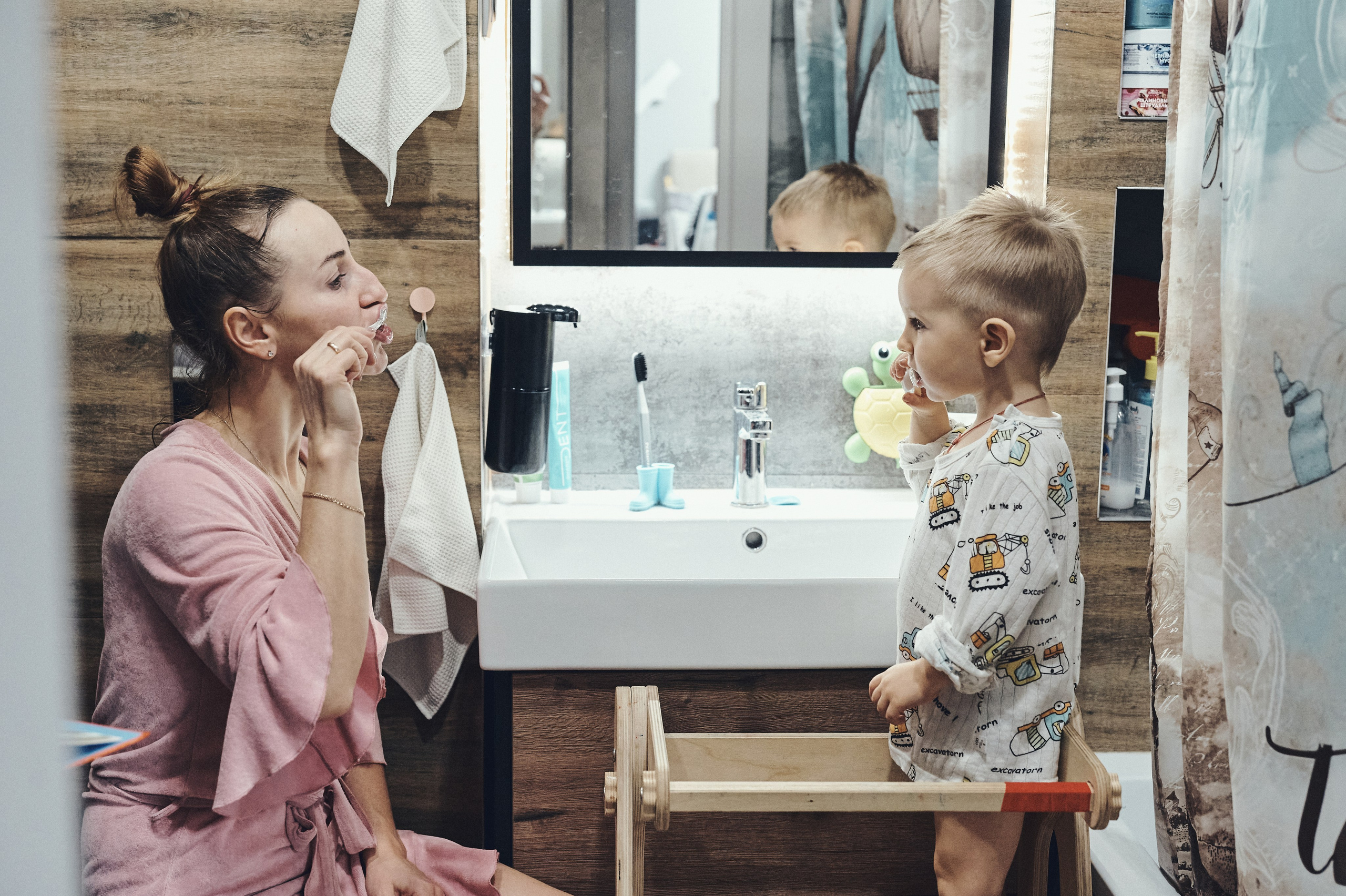 Мама и ребенок готовятся ко сну и чистят зубы