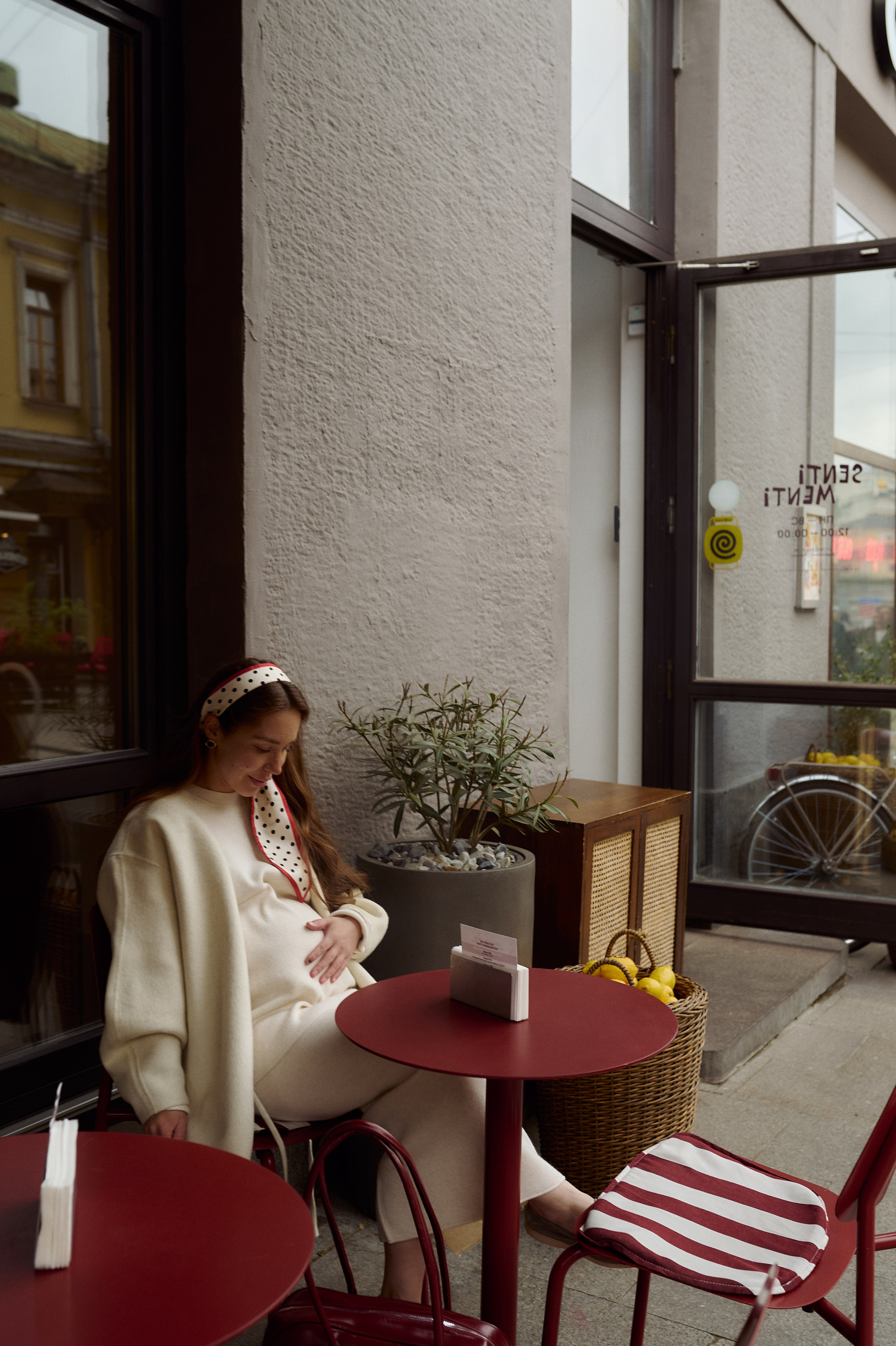 Оля на прогулке по городу. Семейный и свадебный lifestyle-фотограф в Москве Мария Петрова