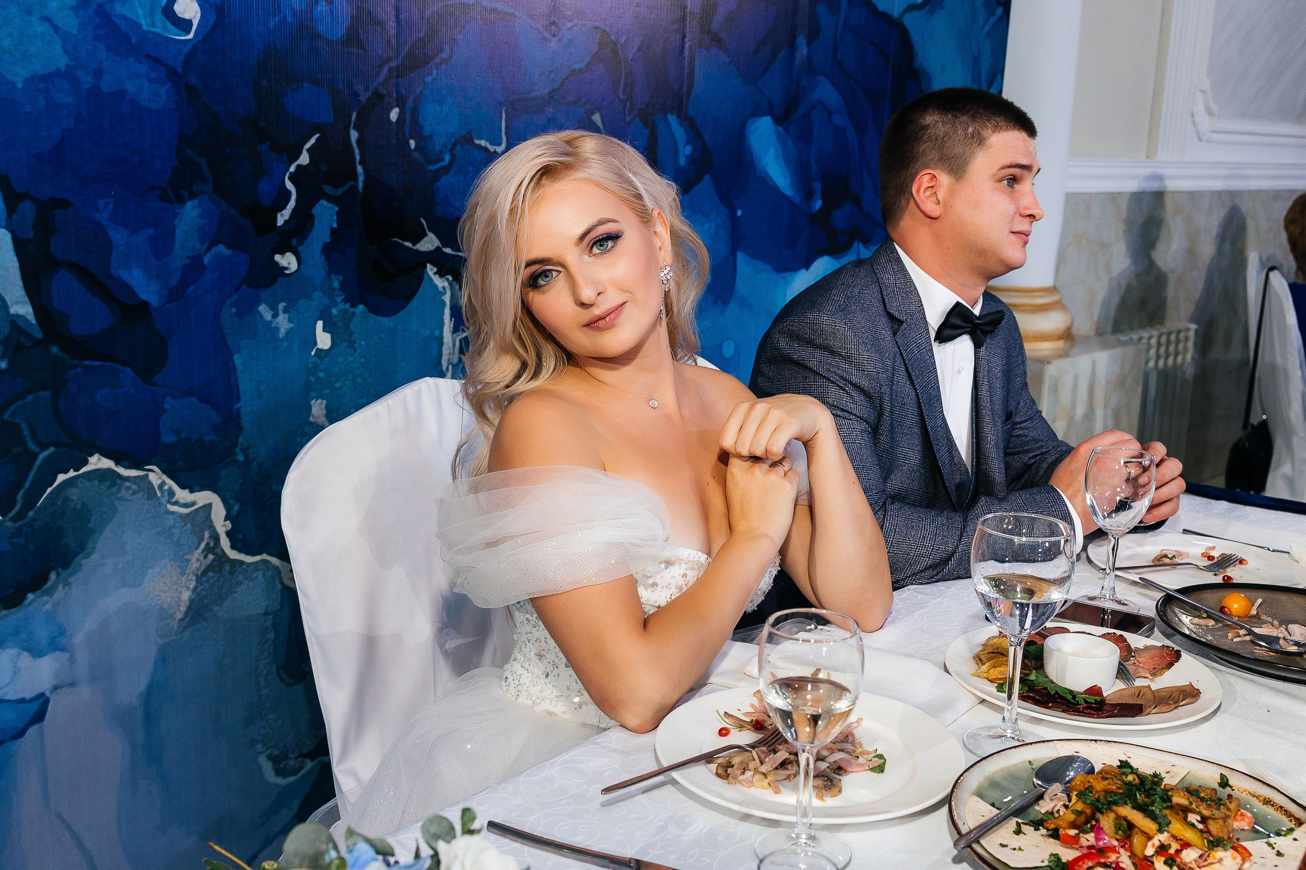 Стильная фотосессия пары в интерьерах ресторана. Олег Сверчков | Свадебный фотограф Вологда