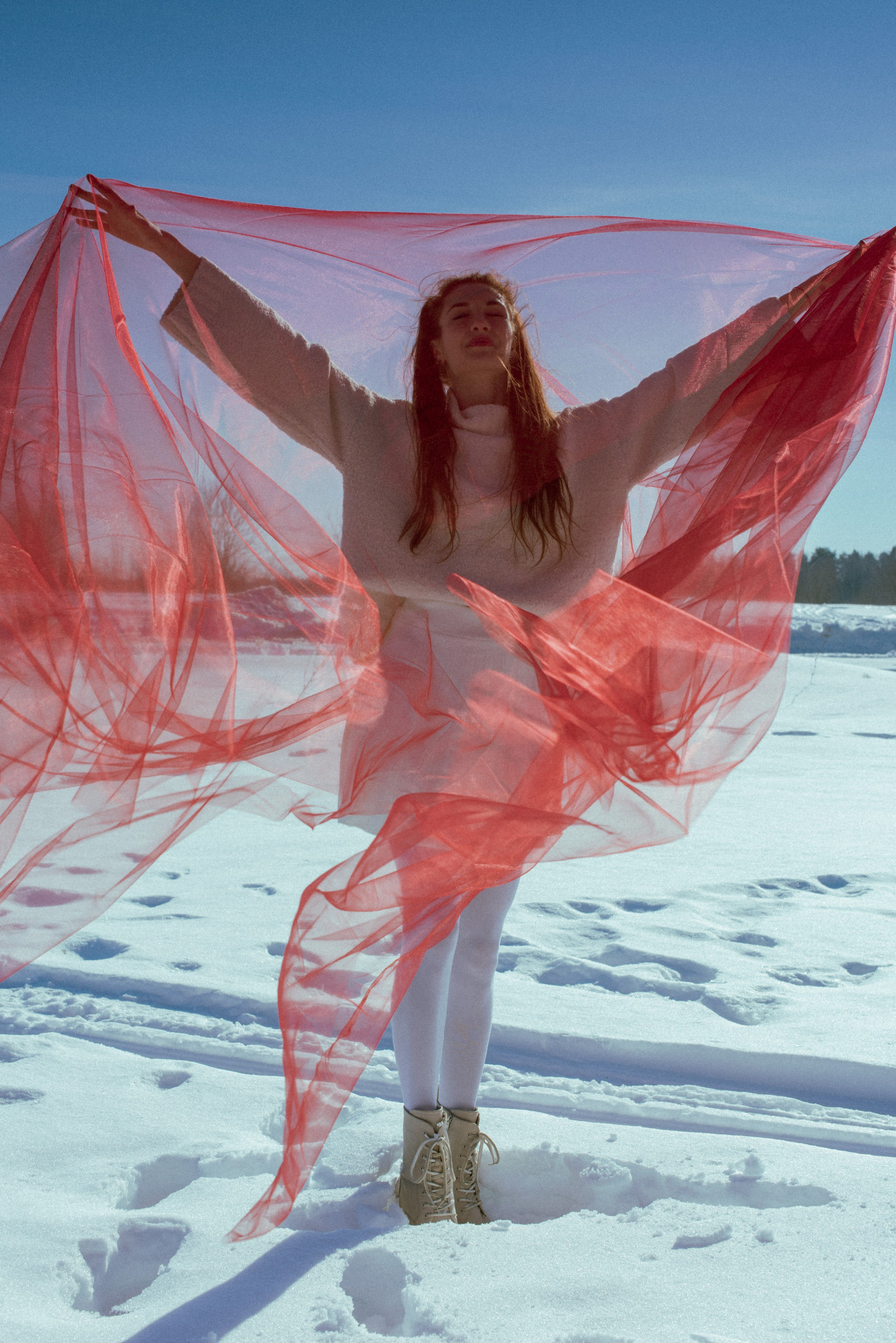 Контраст зимы: девушка в белом свитере, акцент — красный фатин.