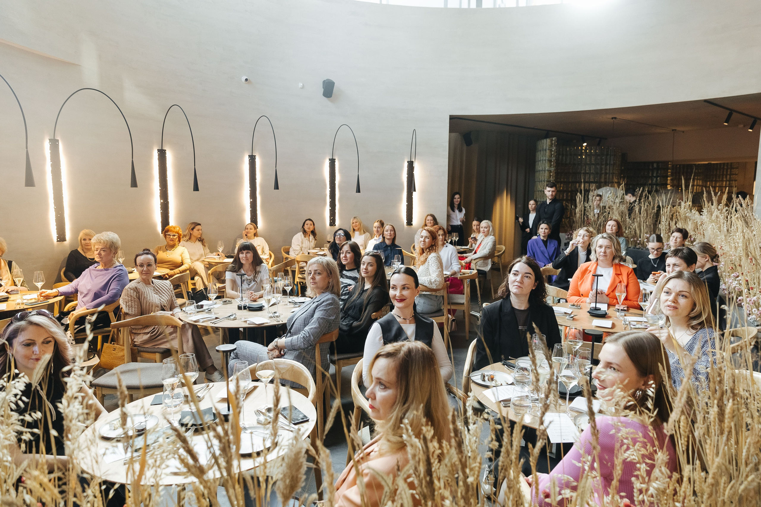 Презентация открытия магазина женской одежды GLVR в ресторане Fresco. Фотограф в Красноярске Надежда Воскресенская