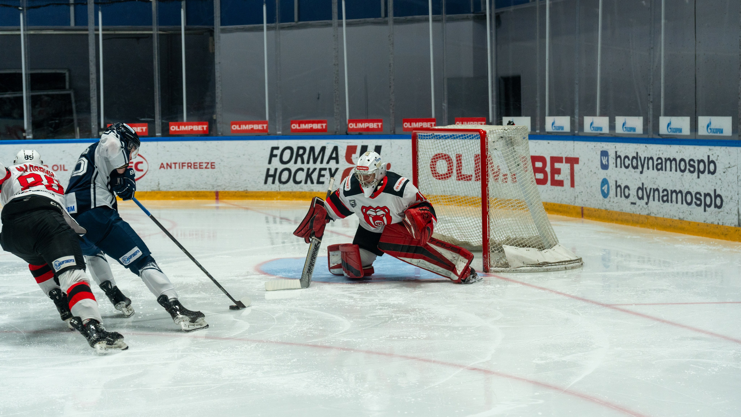 Игрок «Динамо» атакует ворота «Молота» в остром моменте матча. Репортажная спортивная фотосъёмка, Санкт-Петербург.