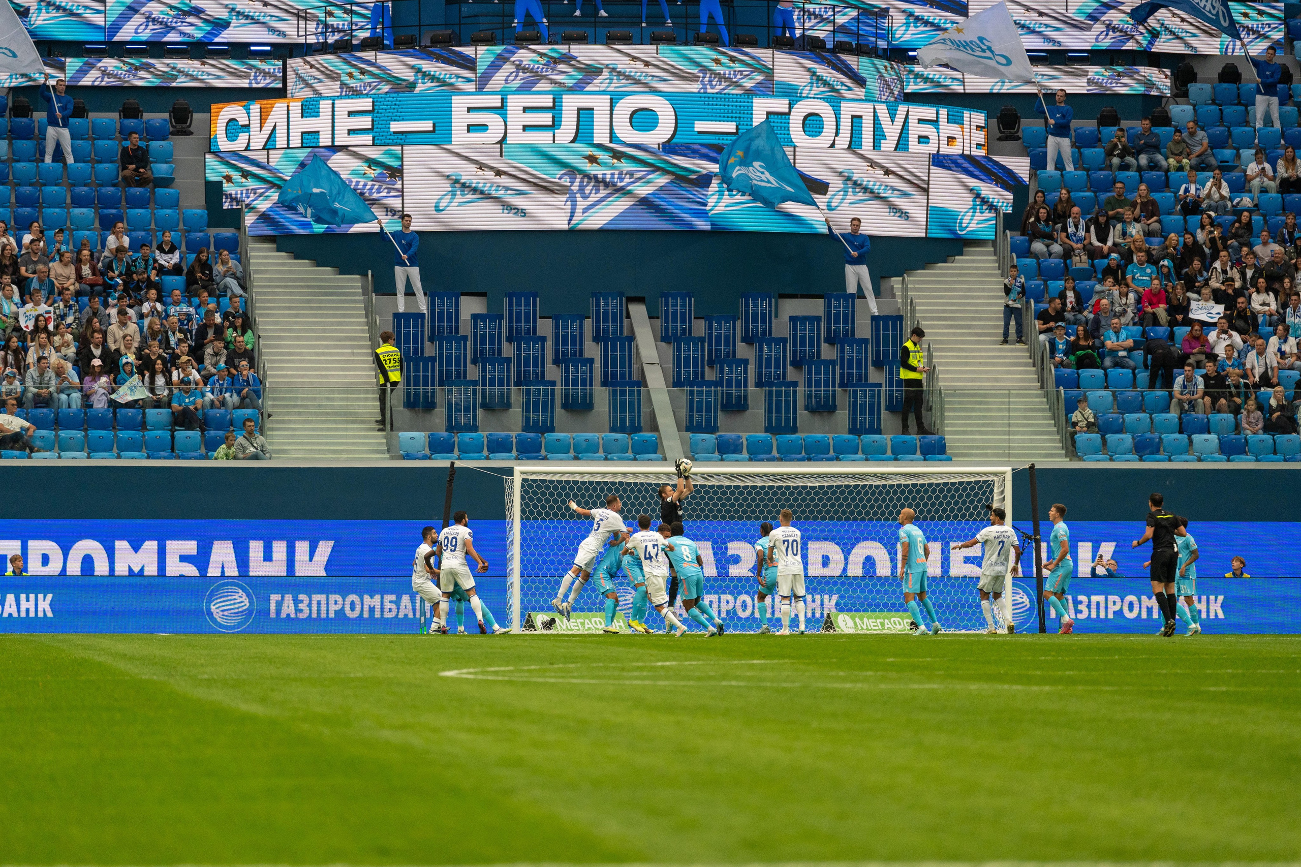 Игровая сцена у ворот Зенита – спортивный фотограф Санкт-Петербург