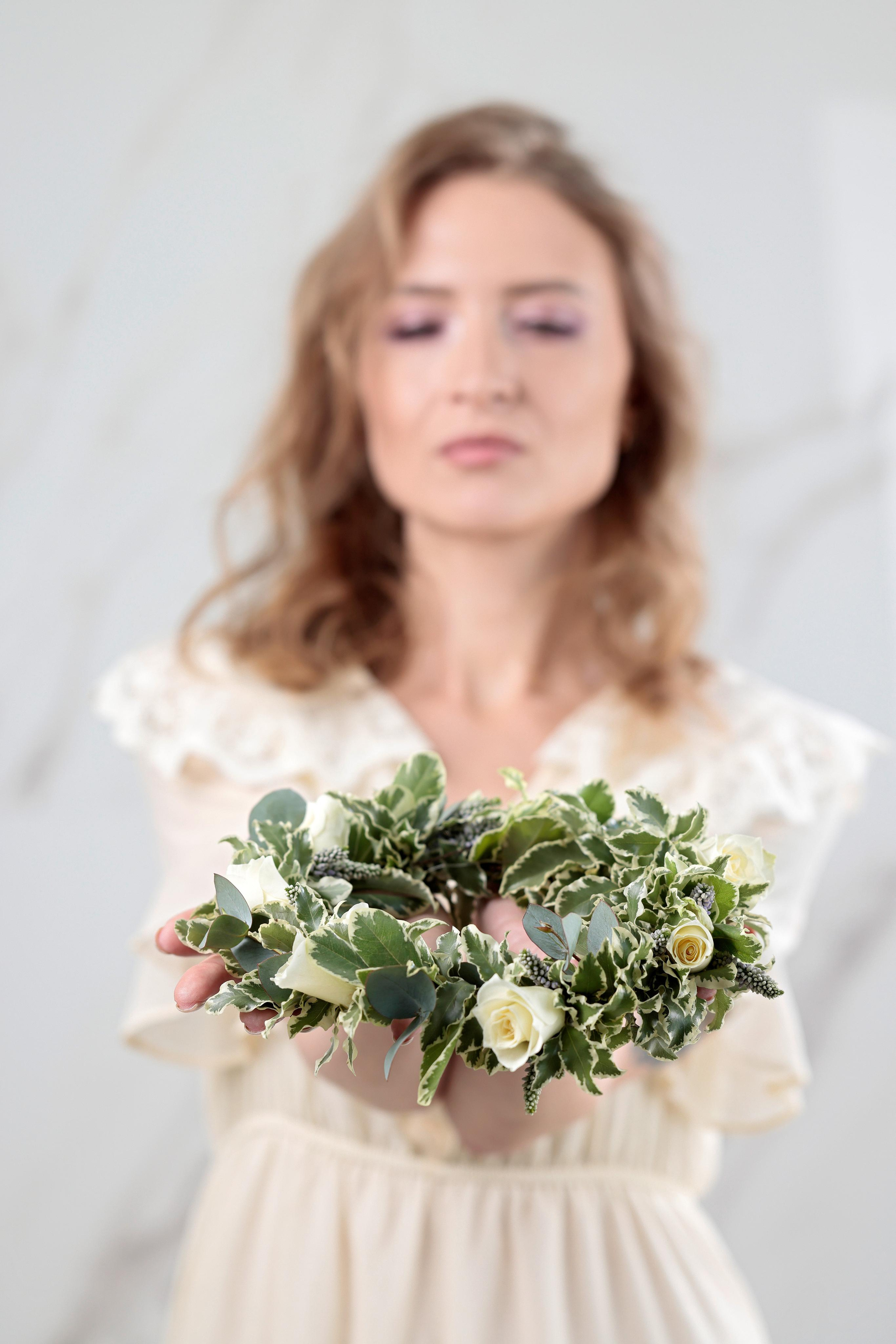 венок на свадьбу. венок из цветов. украшение в волосы. украшение волос.