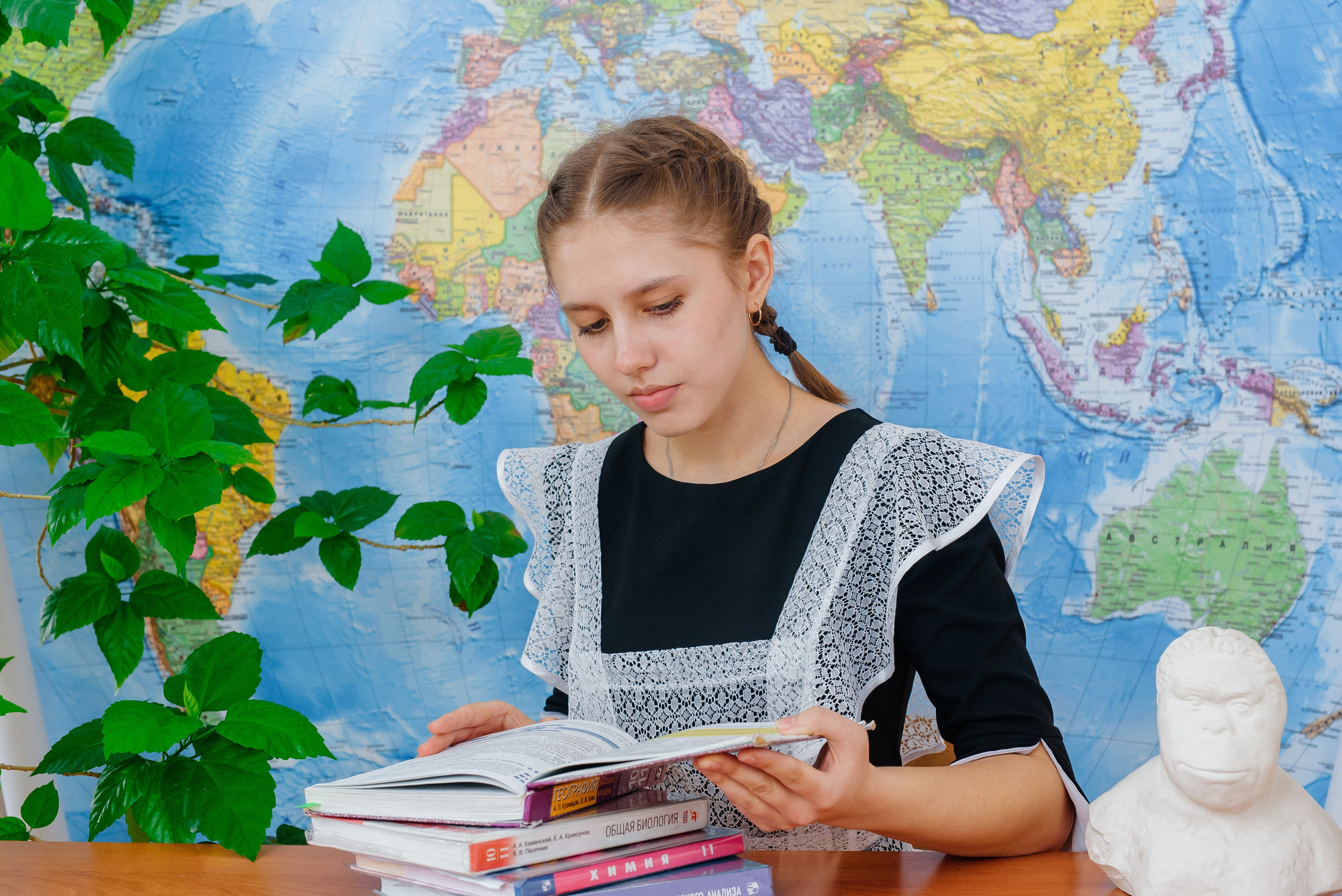 На фоне карты. Семейный фотограф в Барнауле