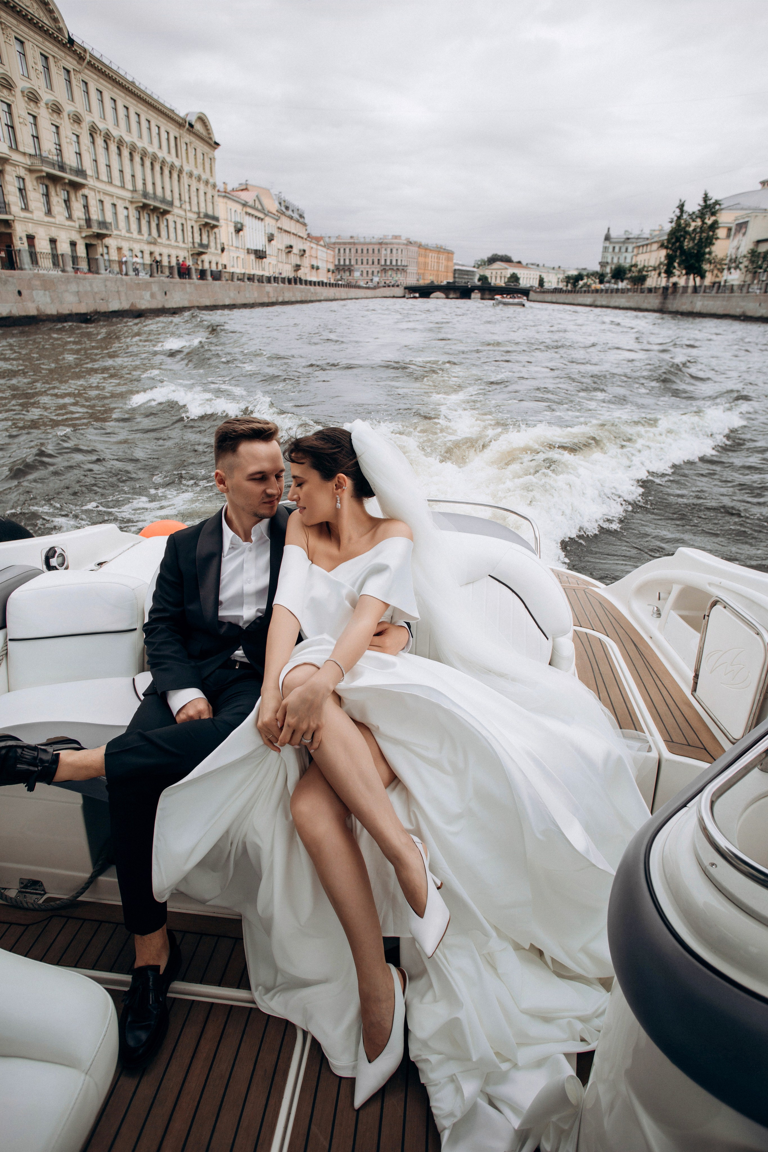 Свадьба на катере. Свадебный фотограф в Санкт-Петербурге Вика Стукачева