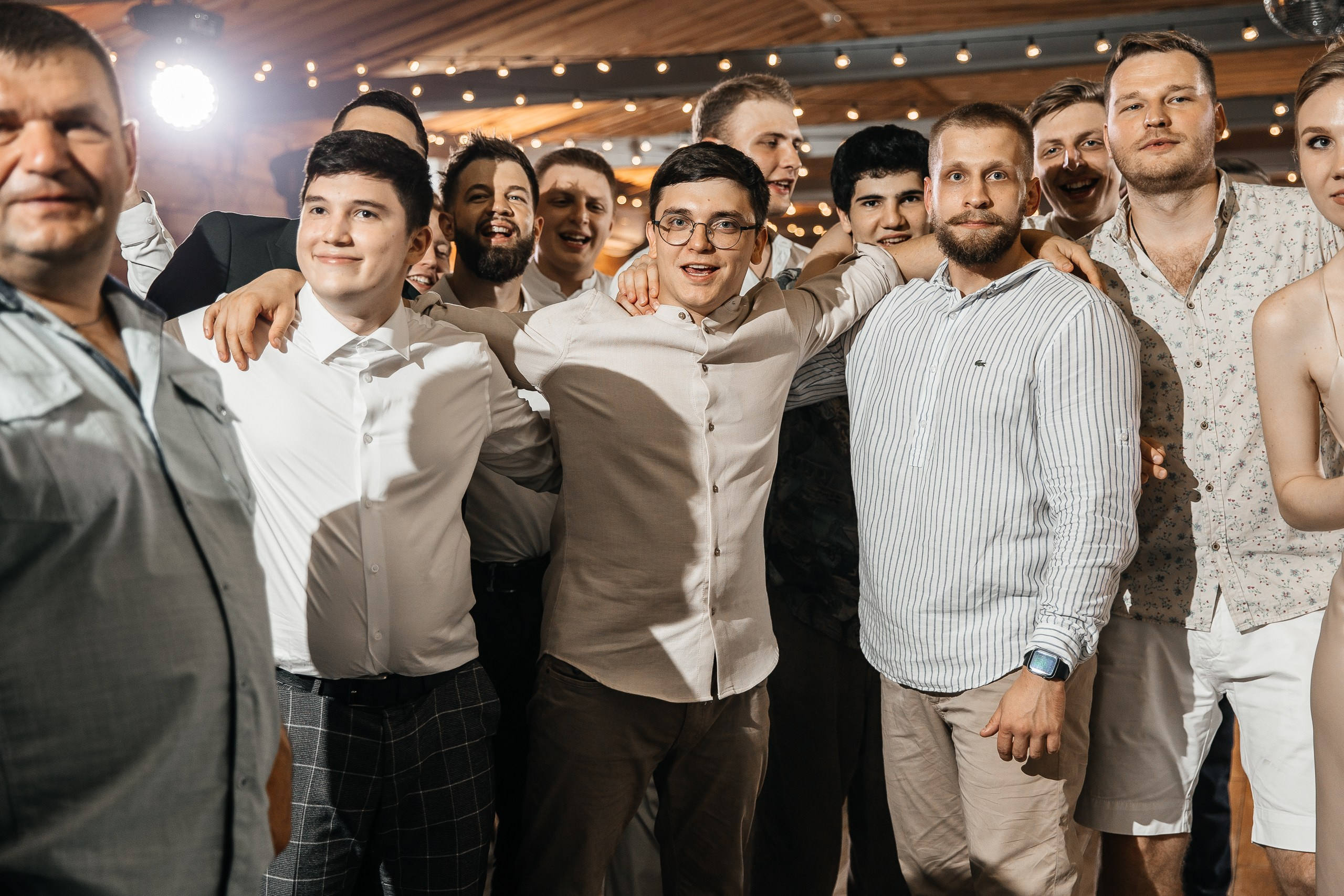 Здравствуйте! Я&nbsp;свадебный фотограф из&nbsp;Ульяновска, работаю в&nbsp;том числе по&nbsp;всей России и&nbsp;с&nbsp;выездом за&nbsp;границу. Снимаю свадьбы, lovestory, корпоративы, светский репортаж. Провожу обучение по&nbsp;фотографии, мастер-классы и&nbsp;воркшопы для других фотографов.