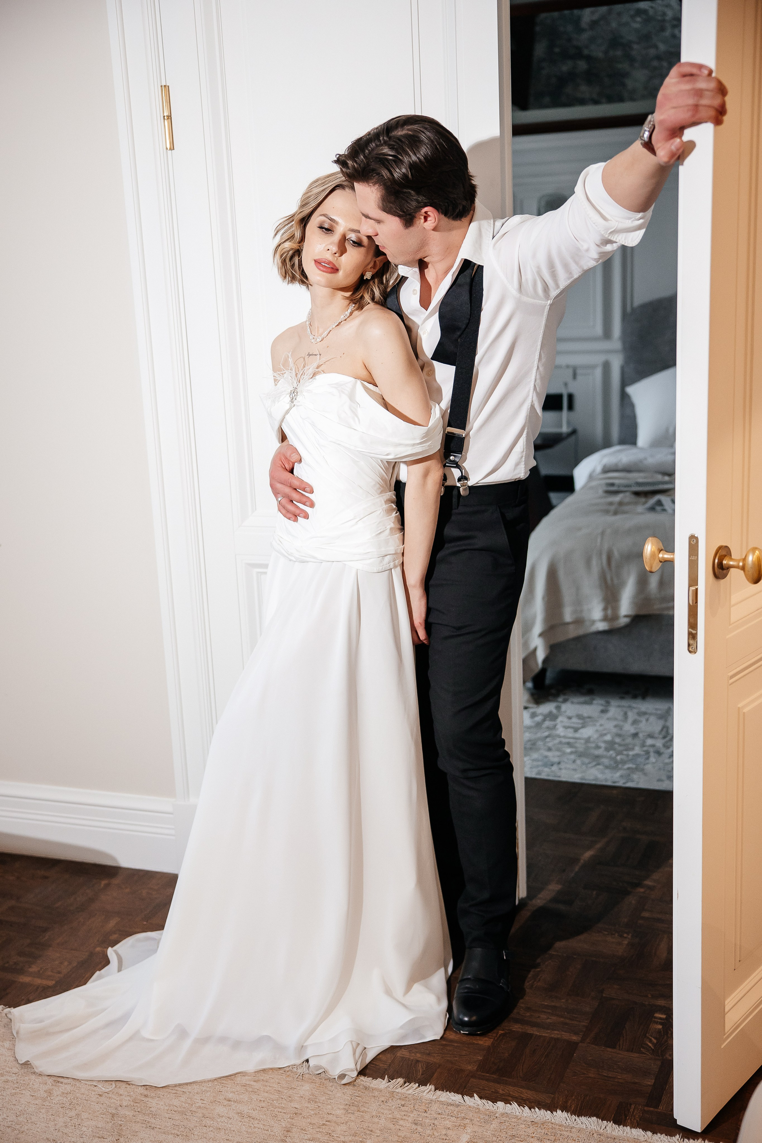 Утро жениха и невесты в отеле. Свадебный и семейный фотограф в Москве Красинская Мария