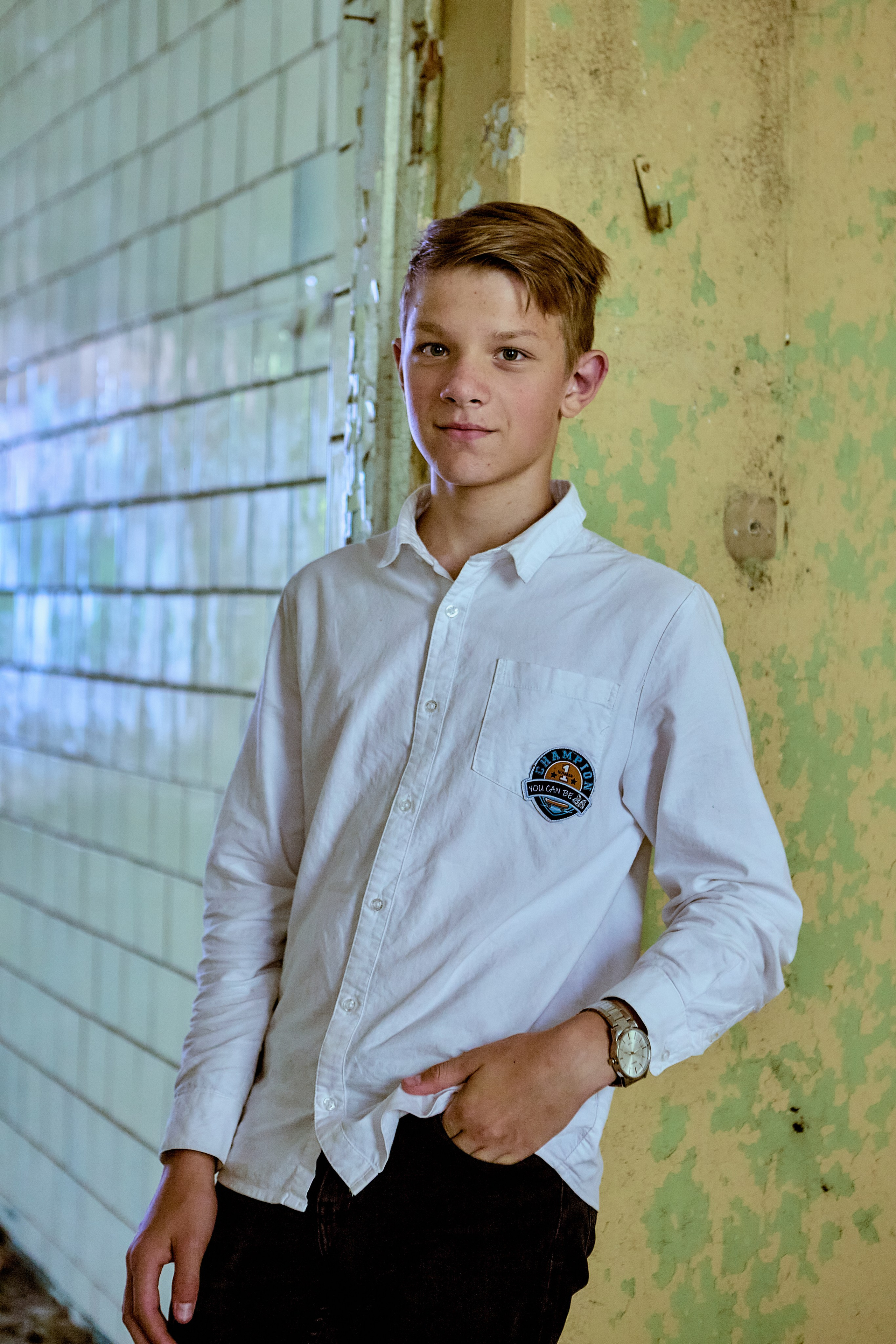 Фотосессия в деловом стиле в заброшенном здании школьники выпускники Дзержинск