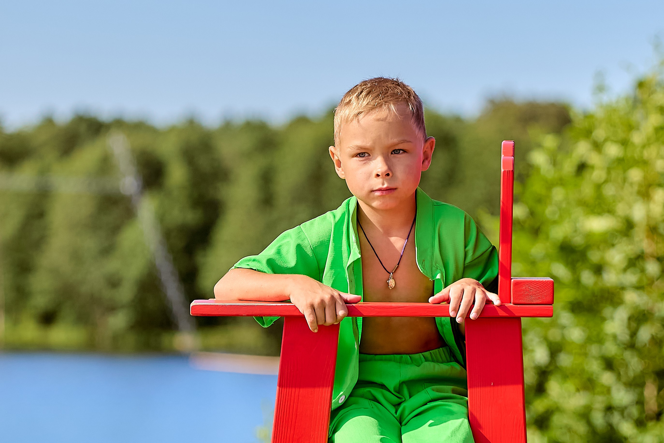 Семейная прогулка летом на озере