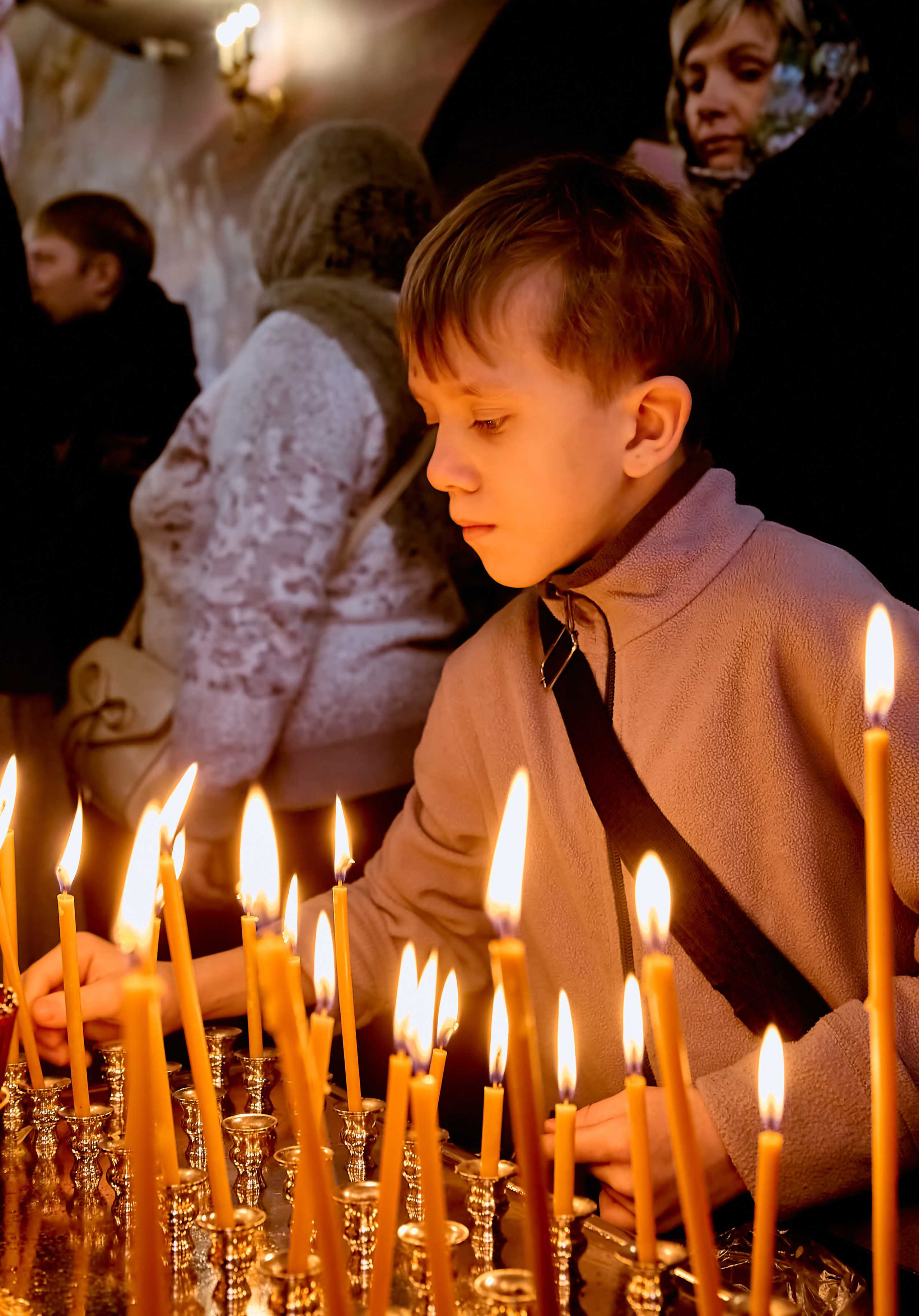 Помощник на кануне в храме. Храм Преподобного Серафима Саровского. Православный Портретный фотограф Николай Голованов