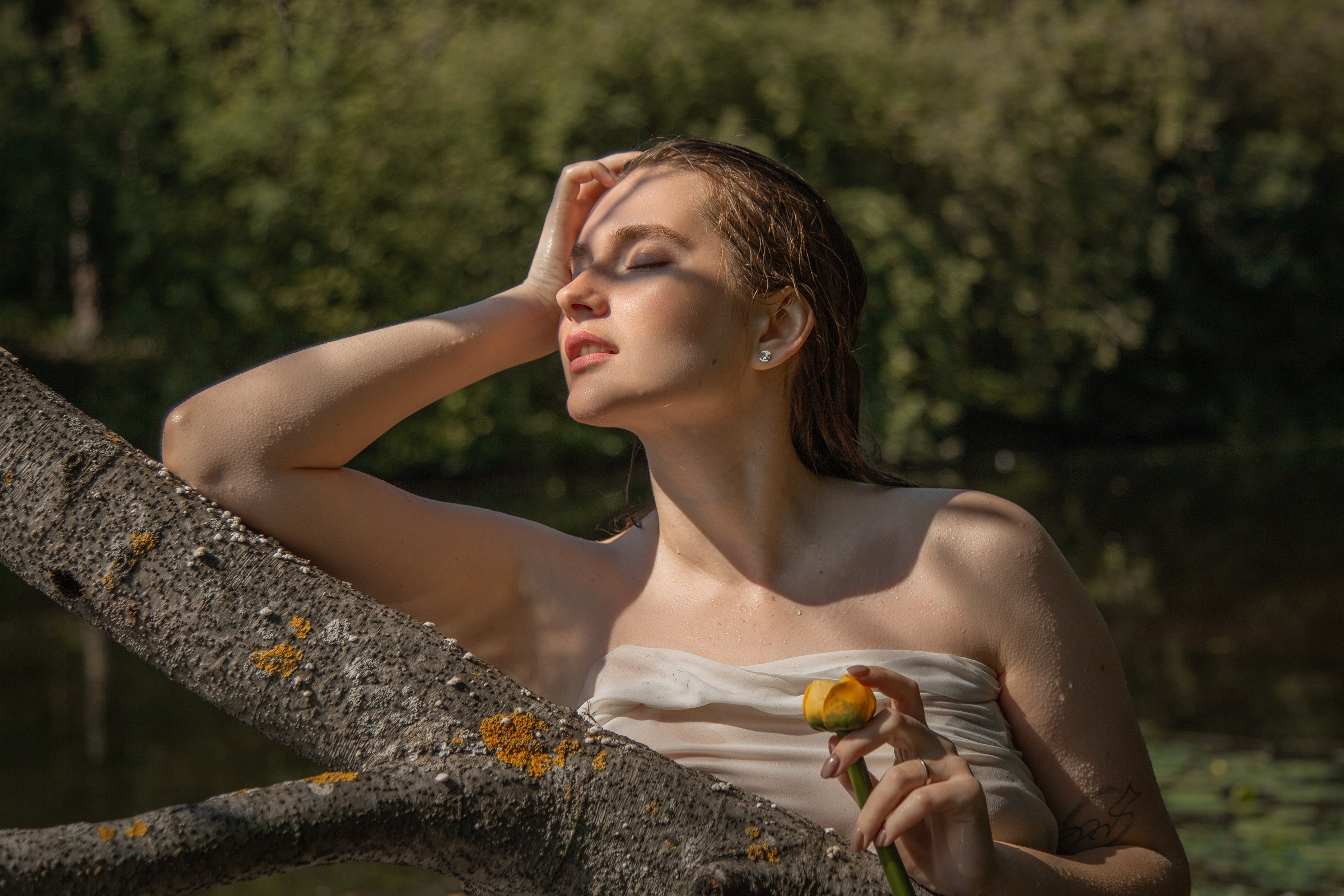 Фотосессия в кувшинках — женский портрет на озере | Анна Татаурова, Москва. Фотограф Анна Татаурова | Авторская фотосъемка в Москве