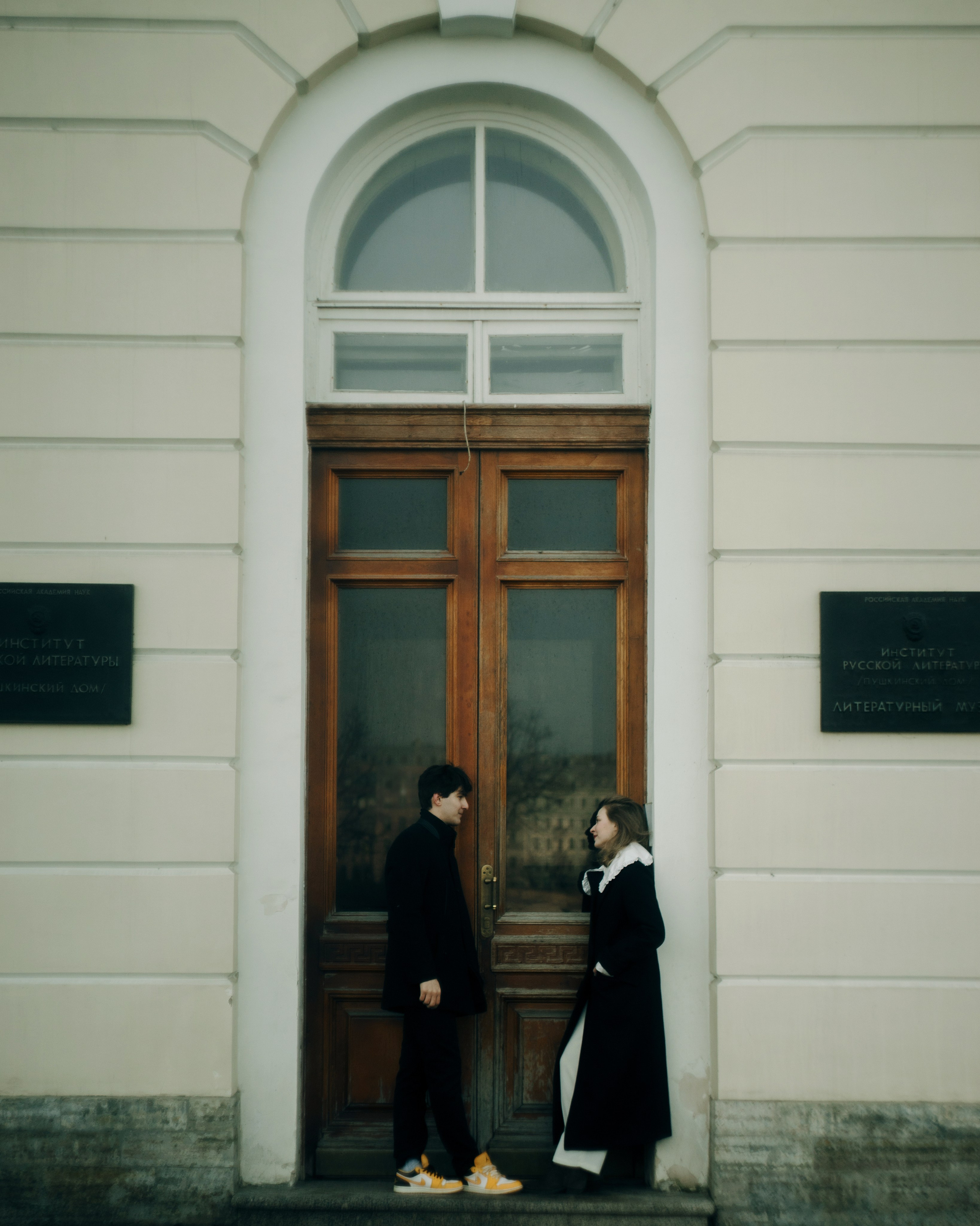 Фотосессия пары у старинной двери в Санкт-Петербурге, художественная love story съемка с архитектурной симметрией и авторским взглядом