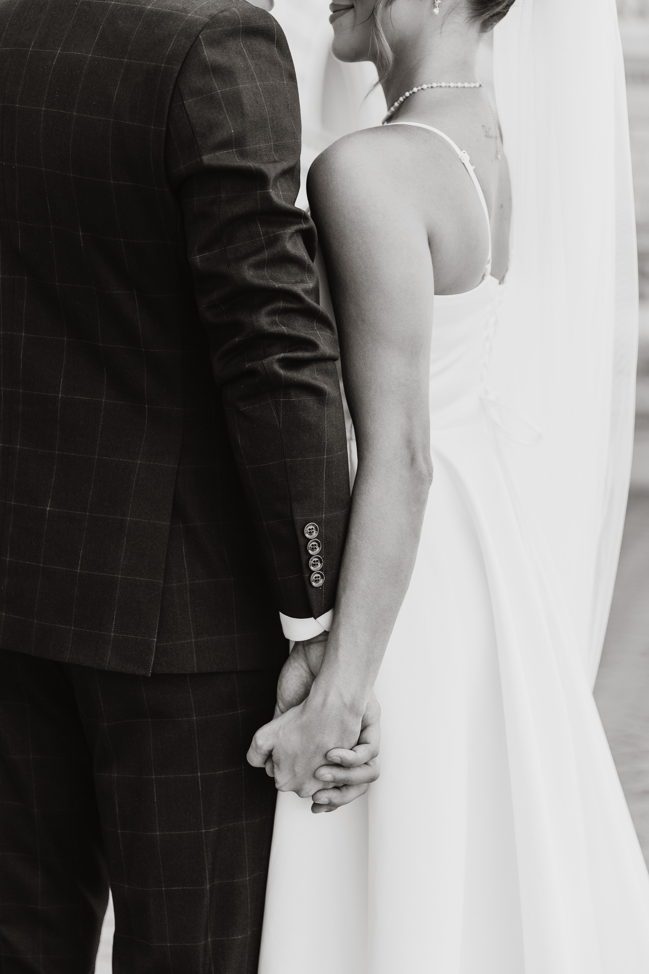 детали пары во время свадебной фотосессии в Казани