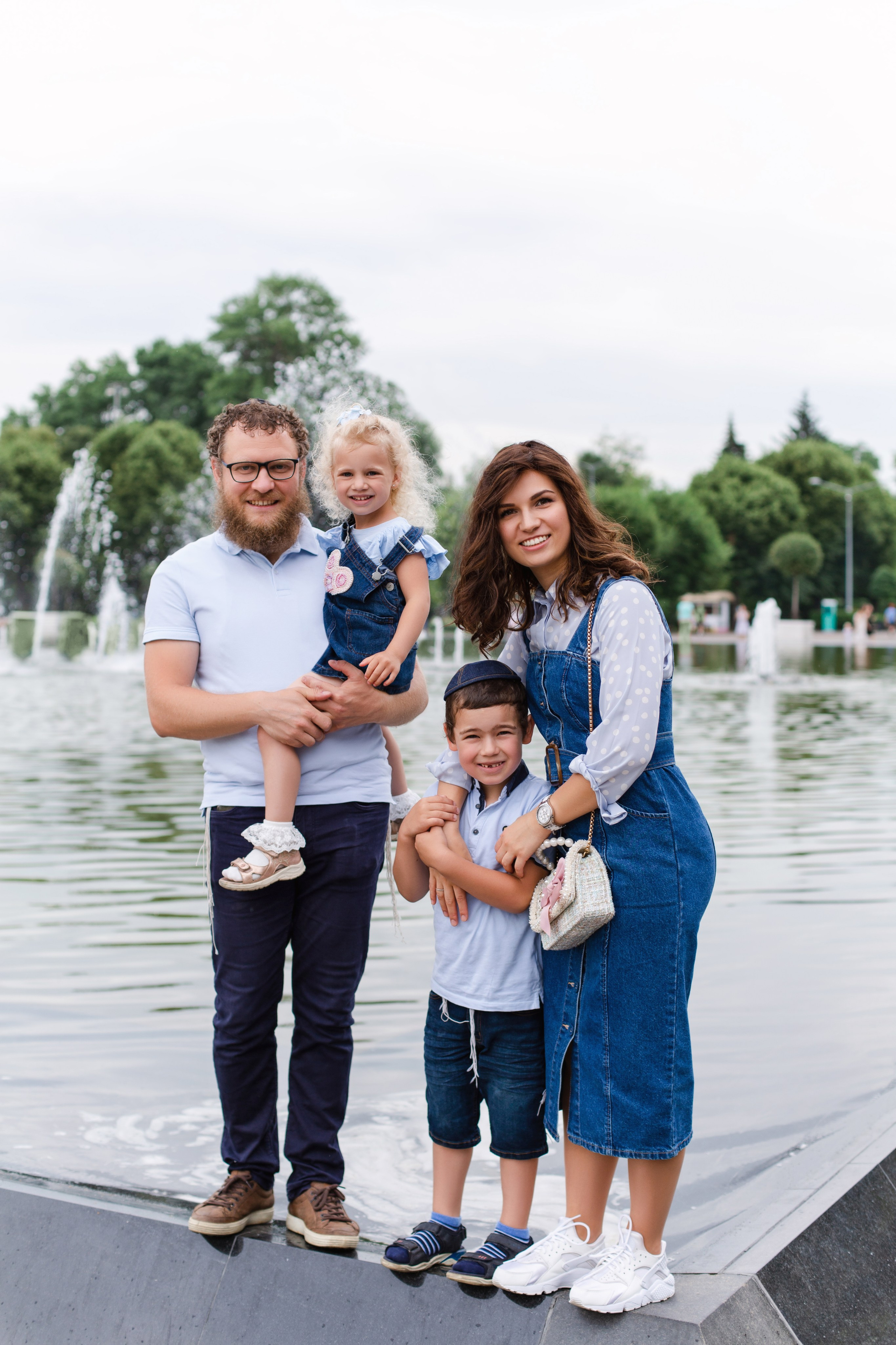 Семейная уличная фотосессия. Семейный и женский фотограф в Москве