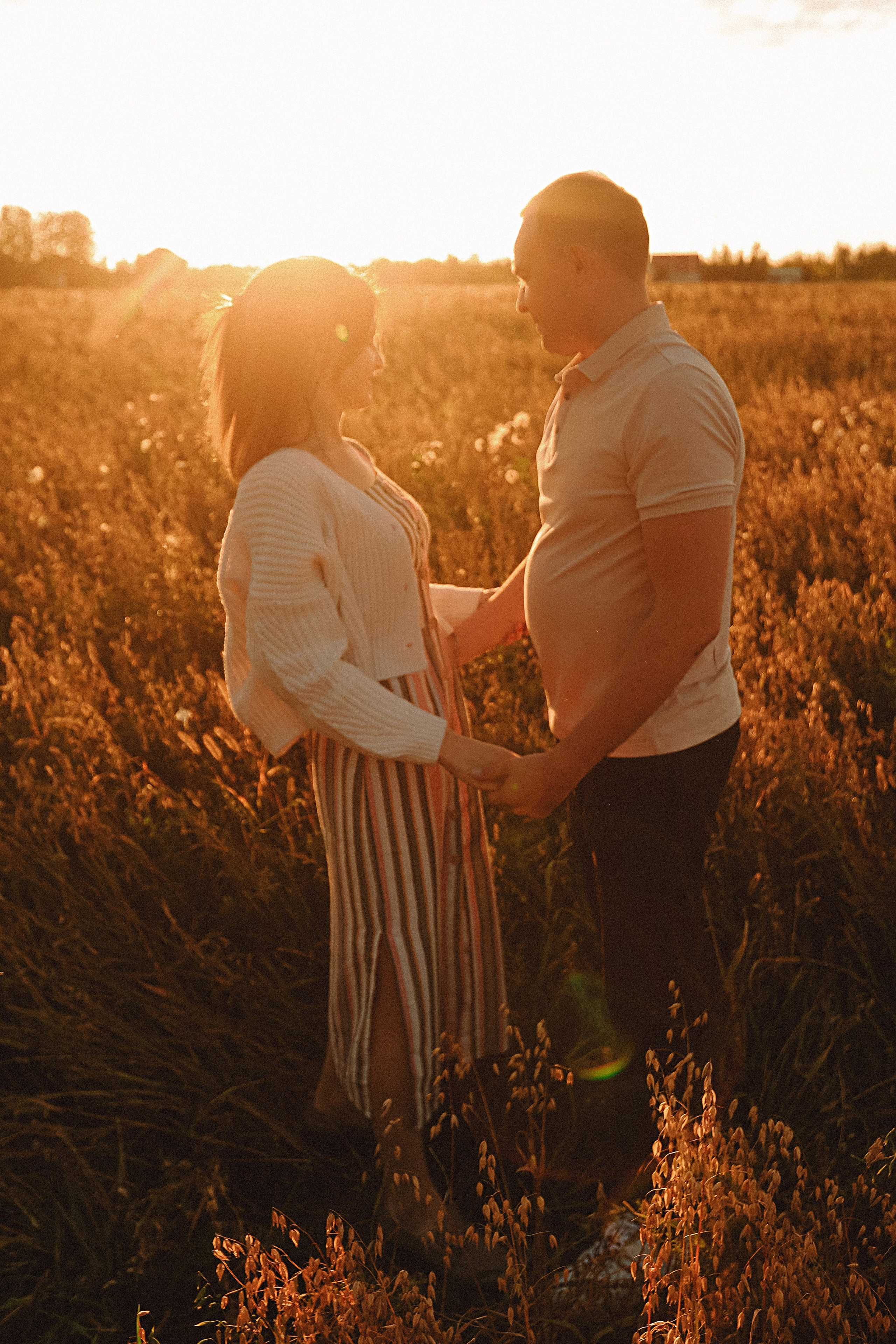 Поле love story на закате. Семейный фотограф Тюмень, фотограф на роды Салмина Мария