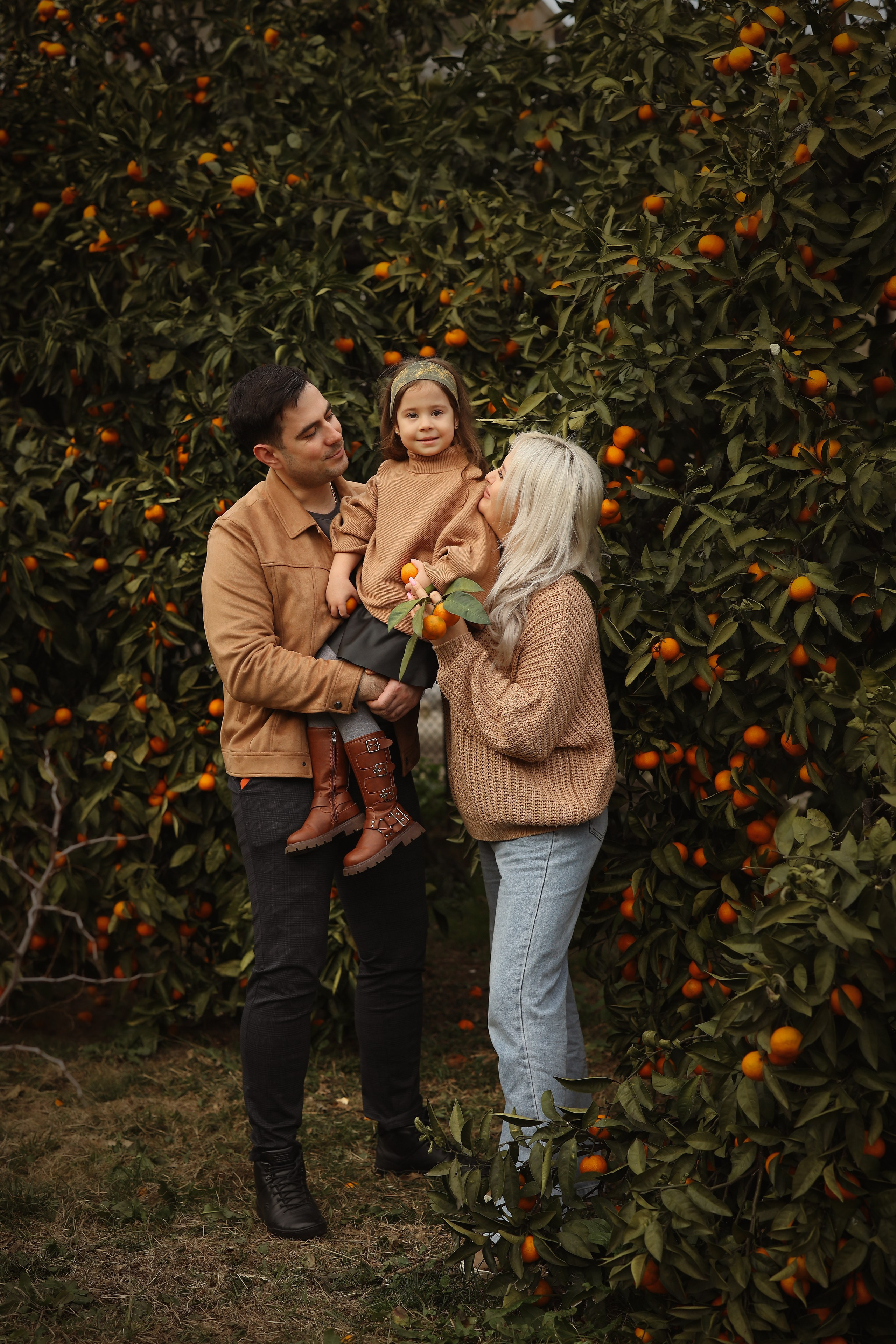 Семейная фотосессия в саду мандаринов. Свадебный и семейный фотограф в Абхазии Жанна Соснина