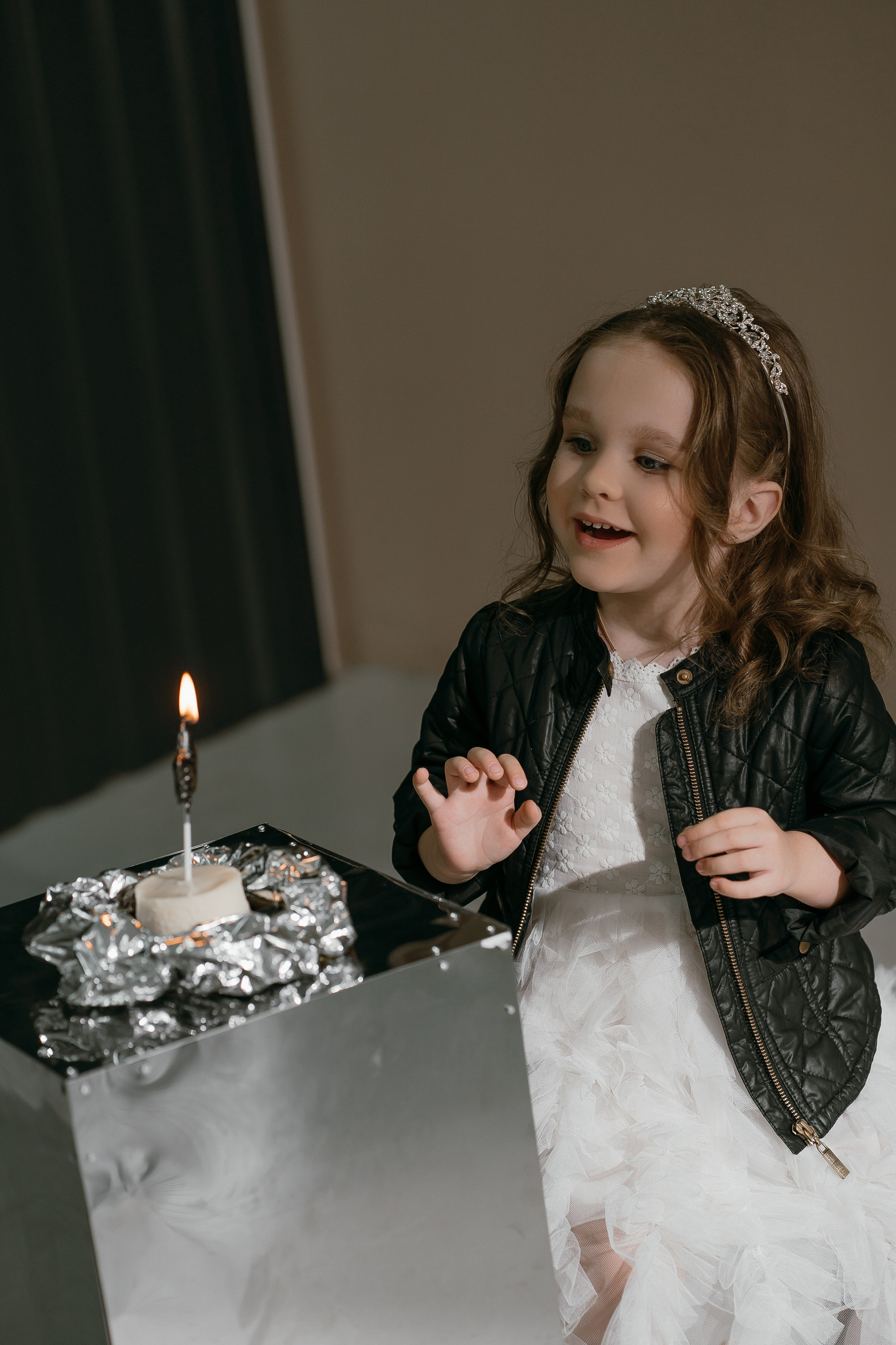 Фотосессия для девочки в платье. Фотограф Ким Наталья в Красноярске