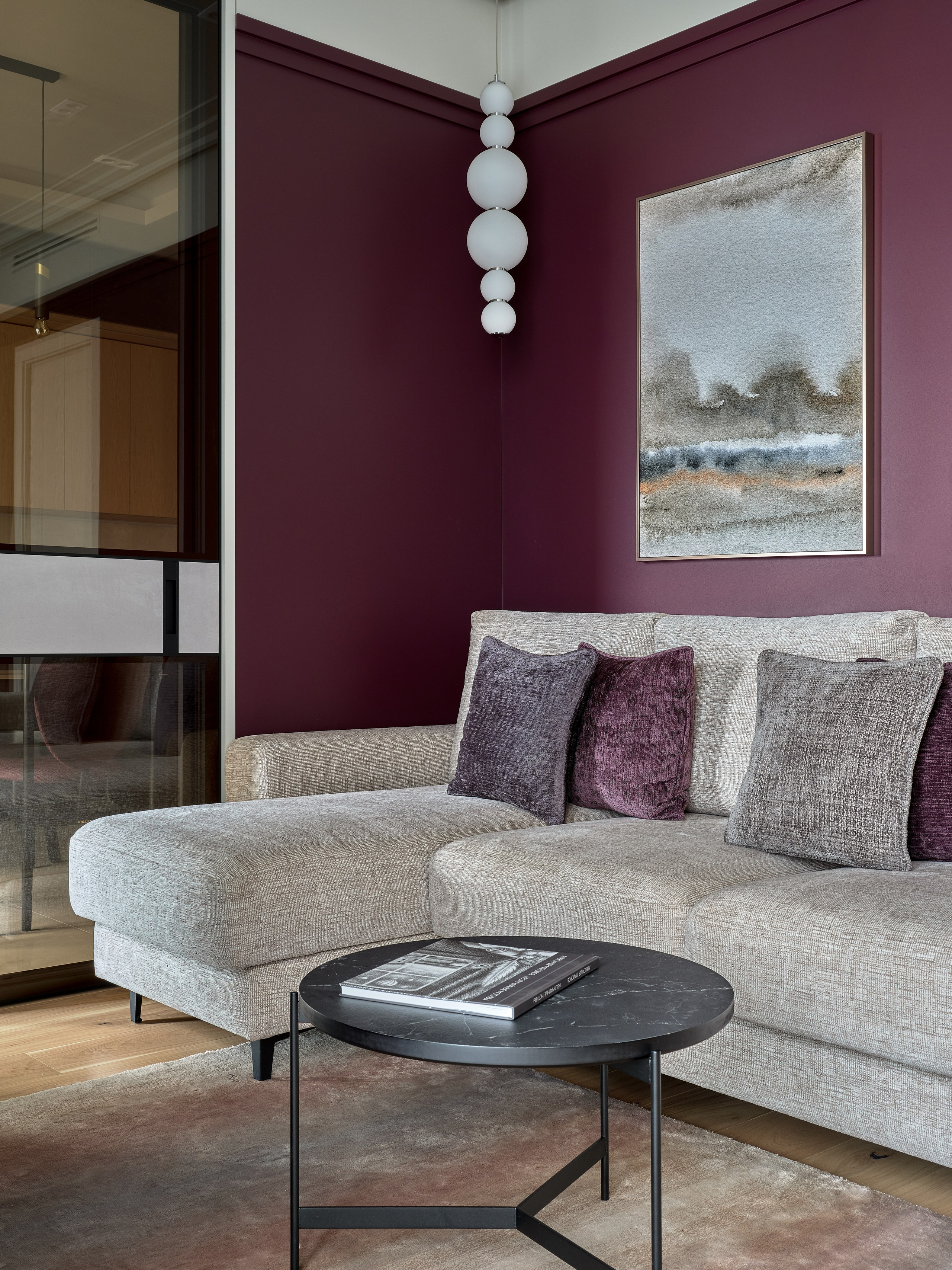 Светлое дерево и фиолетовые акценты. Фотограф Наталья Вершинина