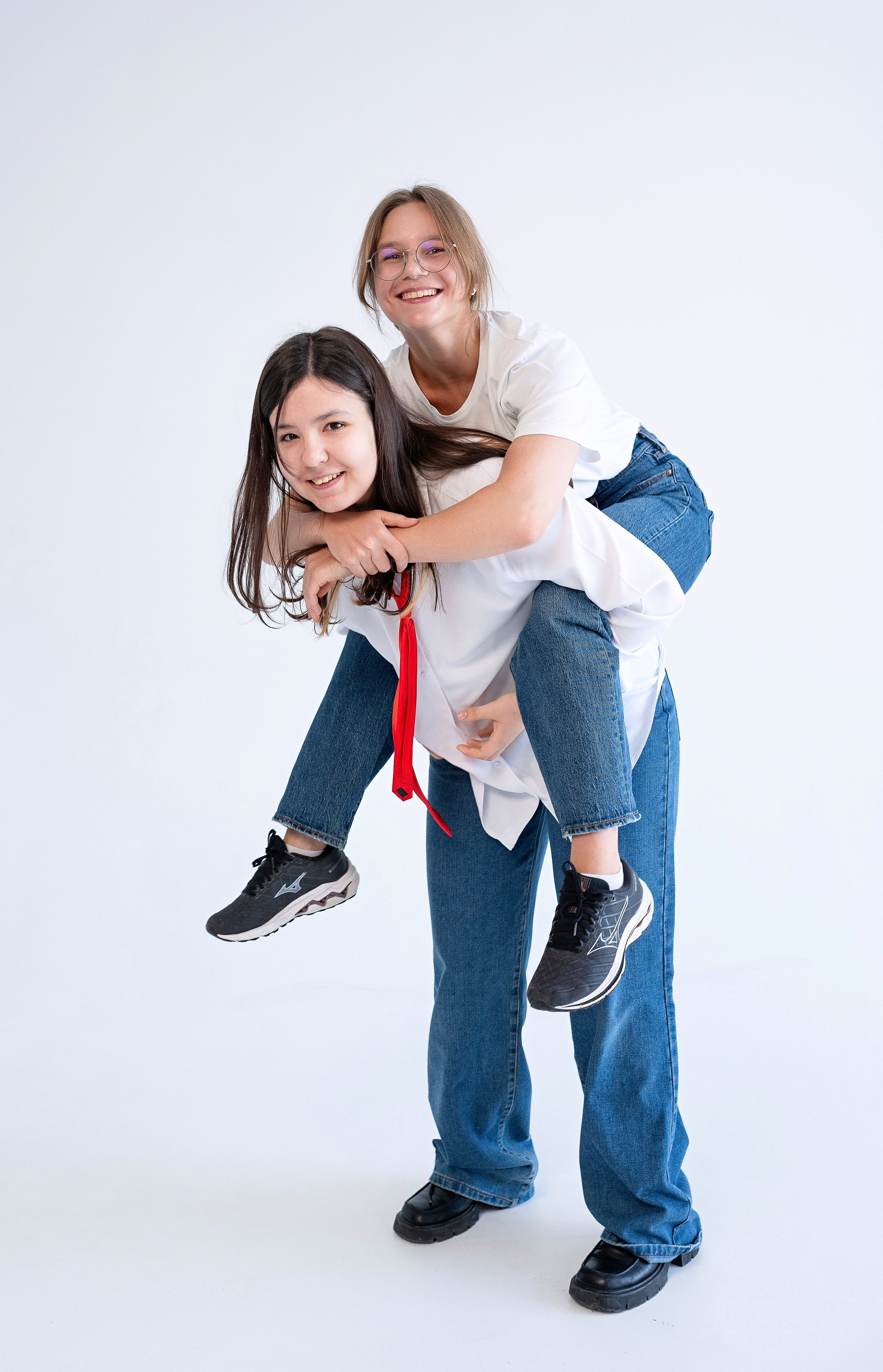 Школьная фотосессия 11 класса 24 школы для выпускной фотокниги