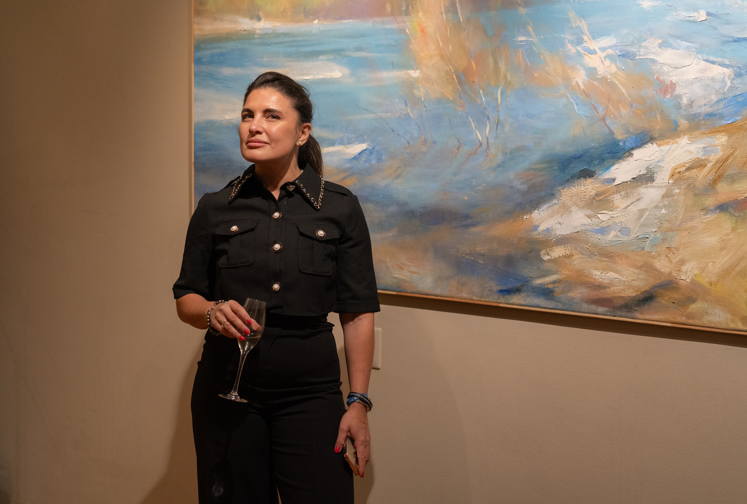 Съёмка открытия вытсавки художника Ильи Даньшина. Лиза Фирстова — самый добрый фотограф