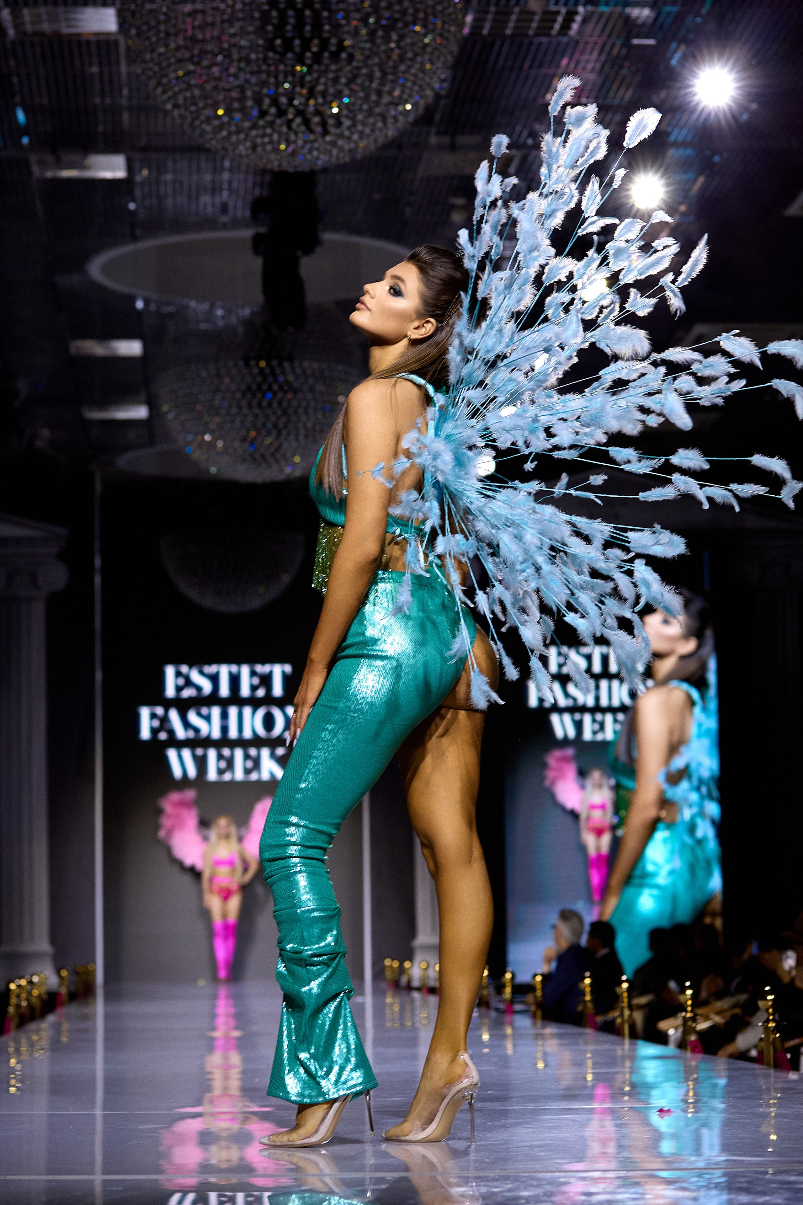 Показ в стиле Victoria's Secret | Ювелирная неделя моды «Эстет»