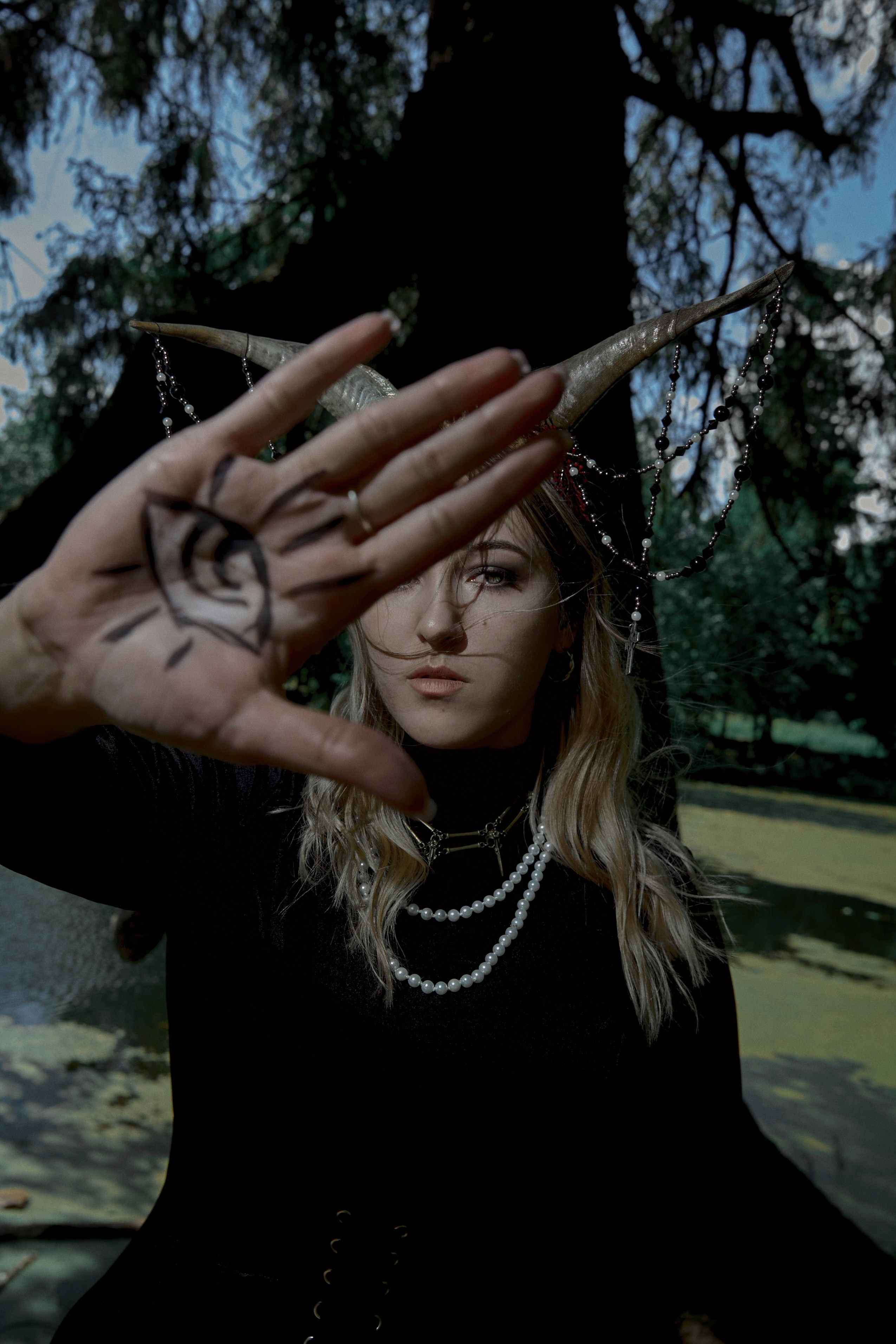 Фотосессия ведьмы в лесу. Рекламный фотограф Санкт-Петербург Катерина Мишкель