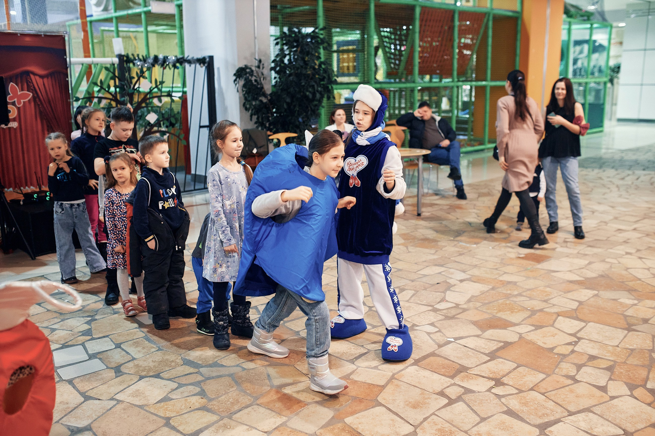 Детский новогодний праздник в ТЦ Июнь. Семейный и репортажной фотограф в Красноярске и Москве Виктор Бабинцев