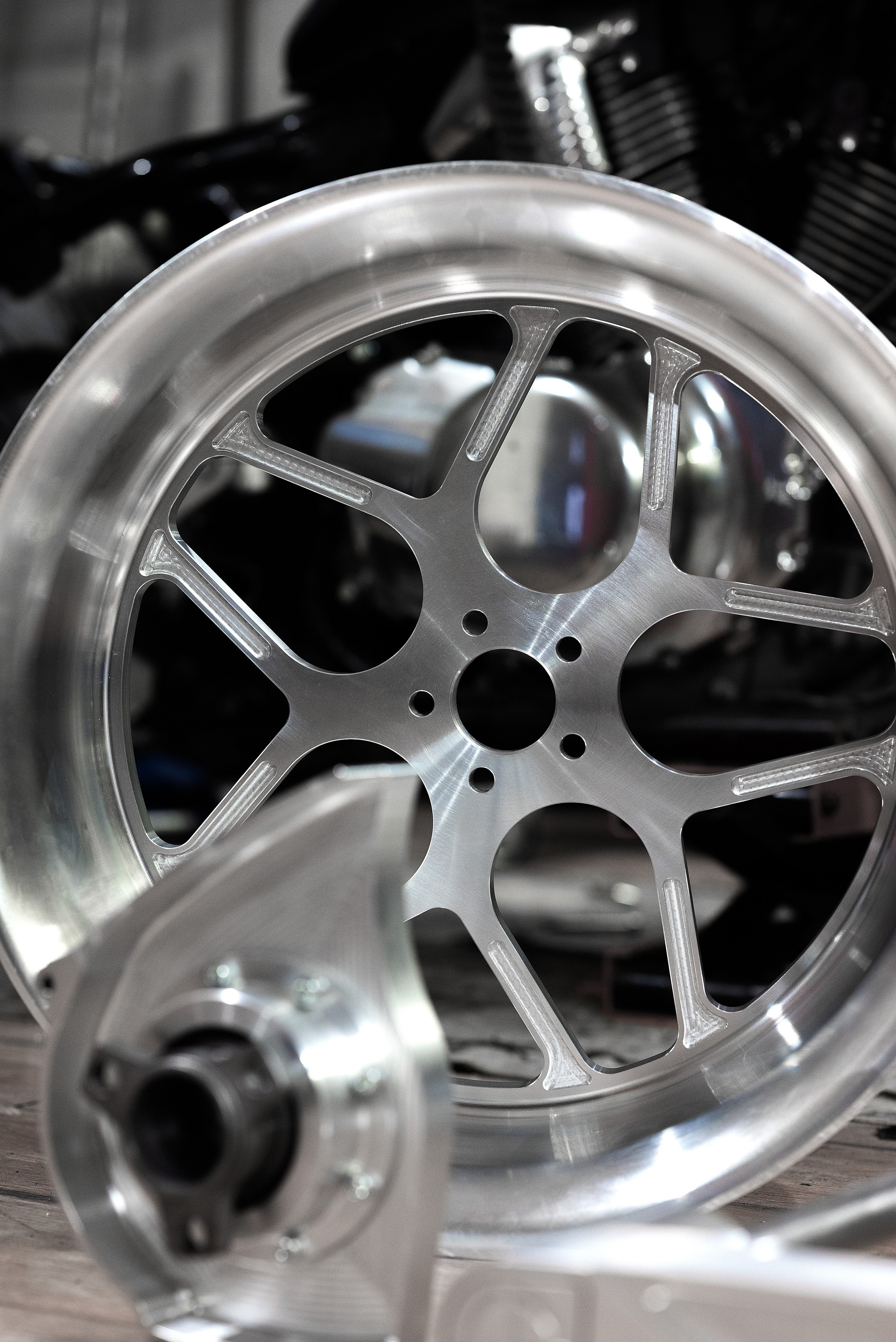 мотокастом , кастомные детали для мотоциклов, каталожная съемка, рекламное фото, ремесло в фокусе