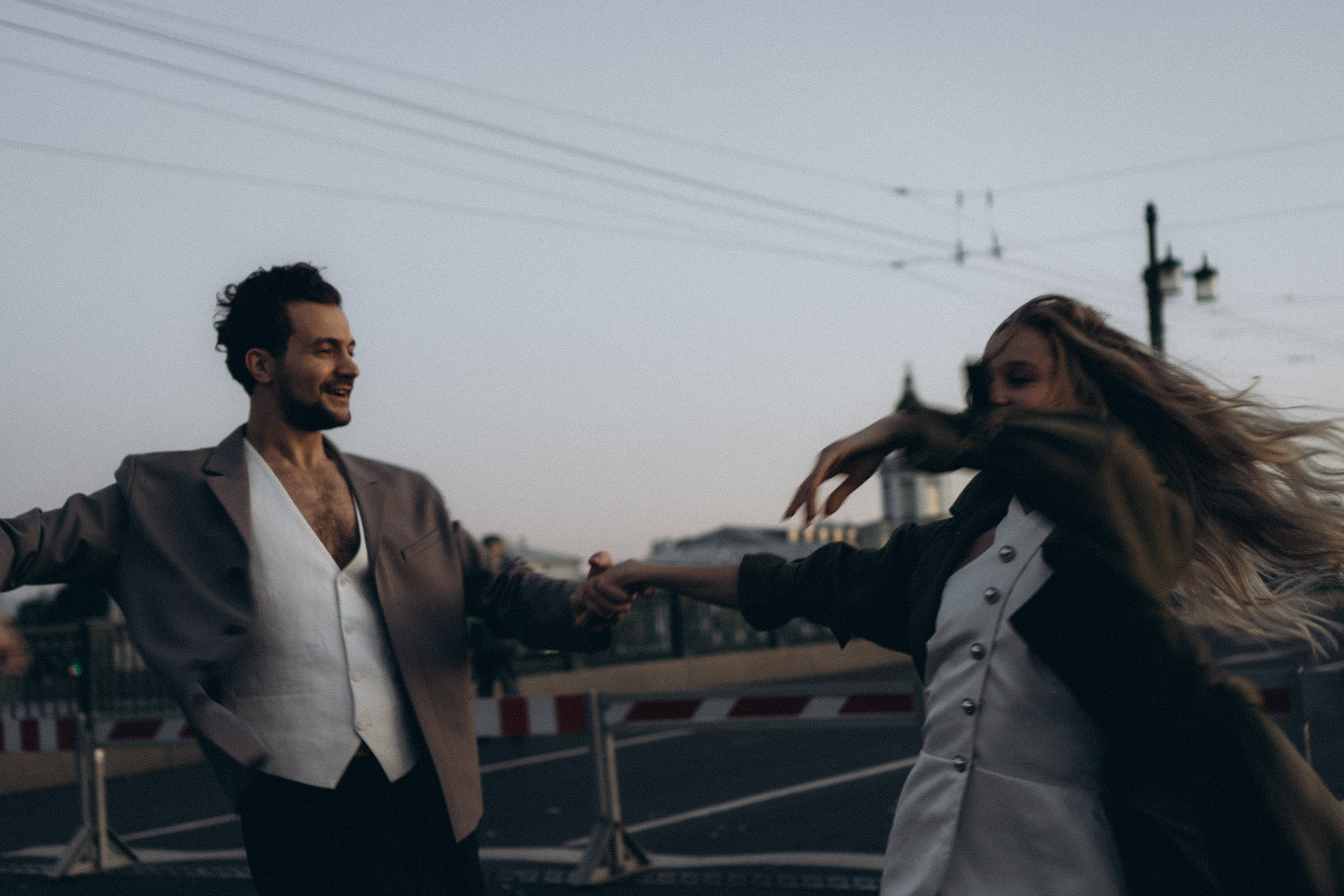 СВАДЕБНАЯ СЬЕМКА ПАРЫ НА РАССВЕТЕ В БЕЛЫЕ НОЧИ И ПРОГУЛКА С РАЗВОДНЫМИ МОСТАМИ И ПИКНИК ВОЗЛЕ ИСАКИЕВСКОГО СОБОРА. Профессиональный фотограф, Санкт-Петербург — Виктория Богомолова