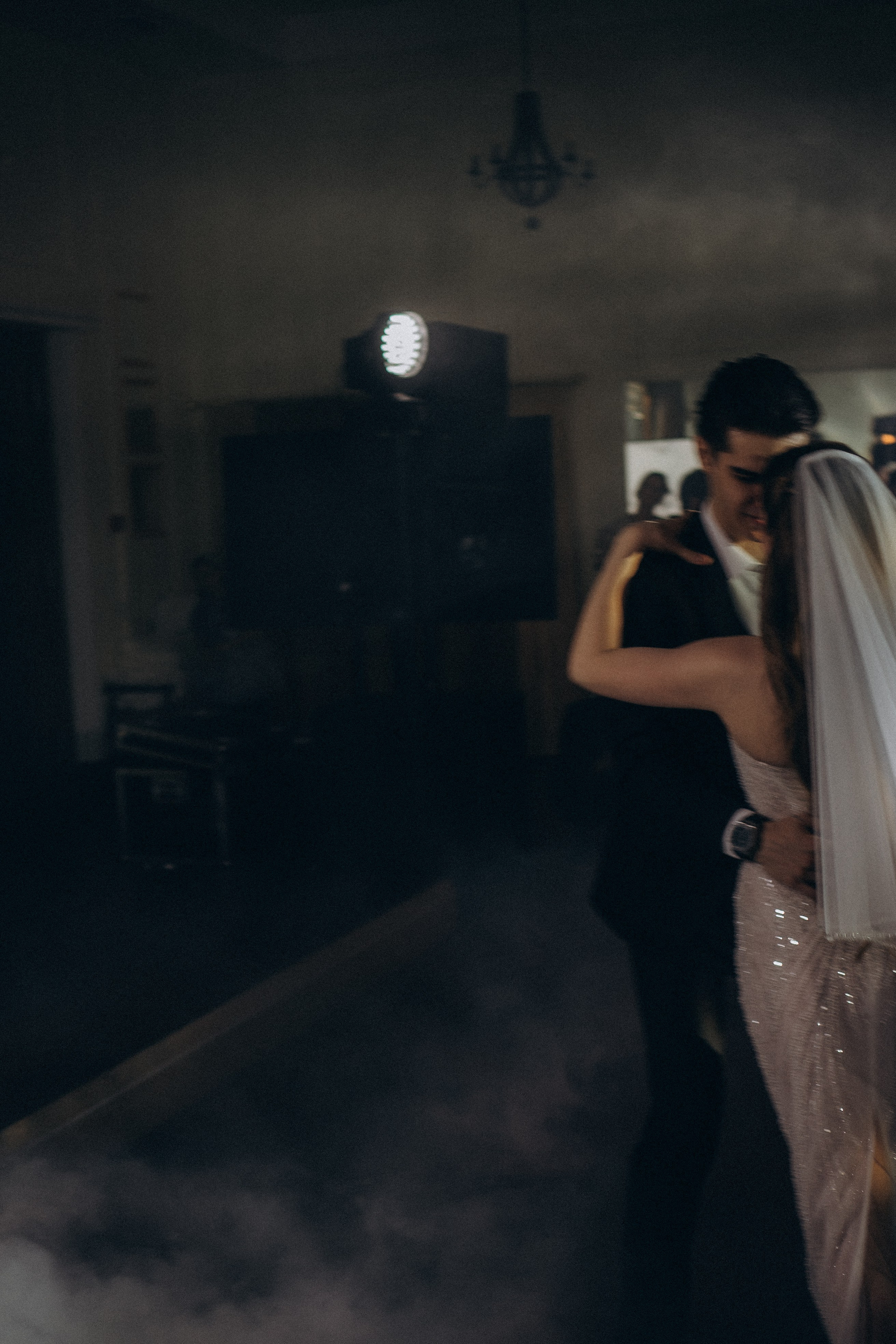 ПЕРВЫЙ ТАНЕЦ МОЛОДЫХ НА БАНКЕТЕ. ТРОГАТЕЛЬНЫЙ МОМЕНТ (СНЯТО В СИБИРЕ В НИЖНЕВАРТОВСКЕ). Профессиональный фотограф, Санкт-Петербург — Виктория Богомолова