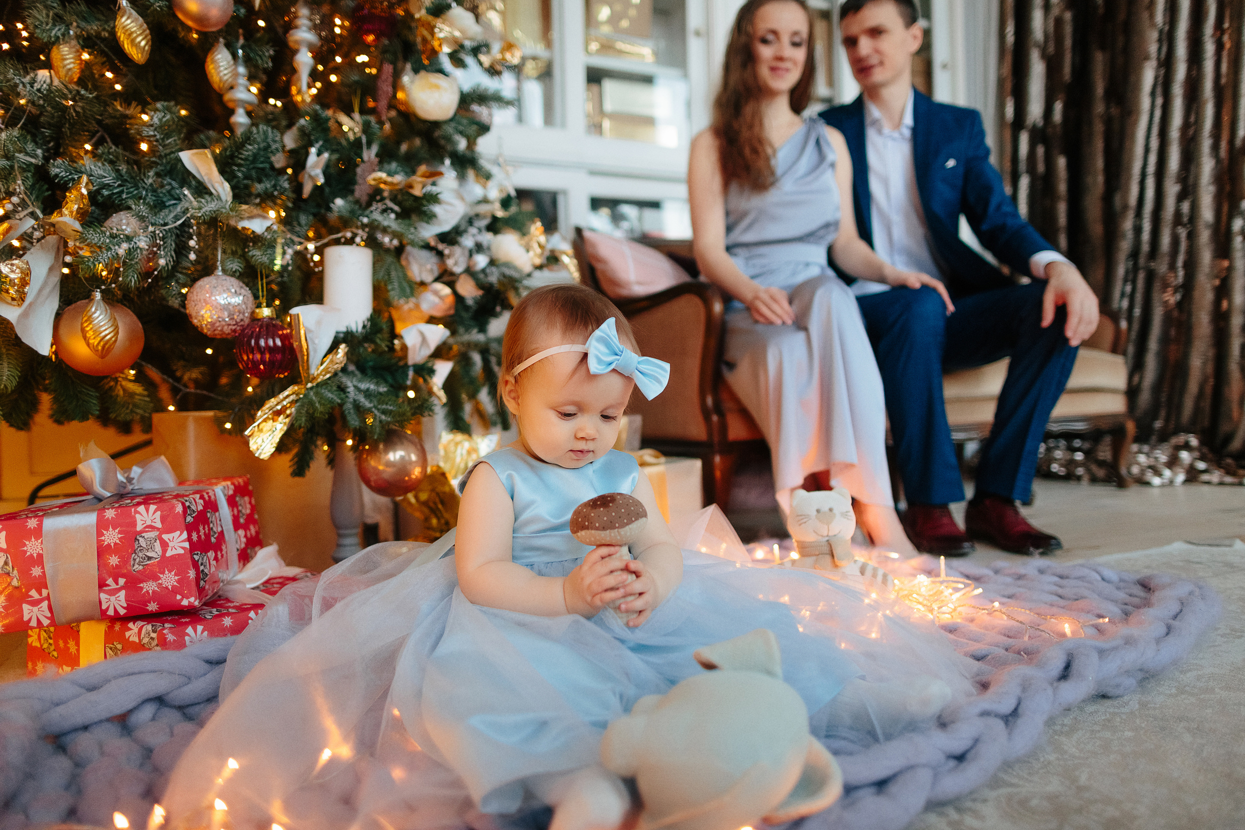 Студийная семейная новогодняя фотосессия с маленькой пуговкой. Свадебный и семейный фотограф Ксения Шекк Екатеринбург