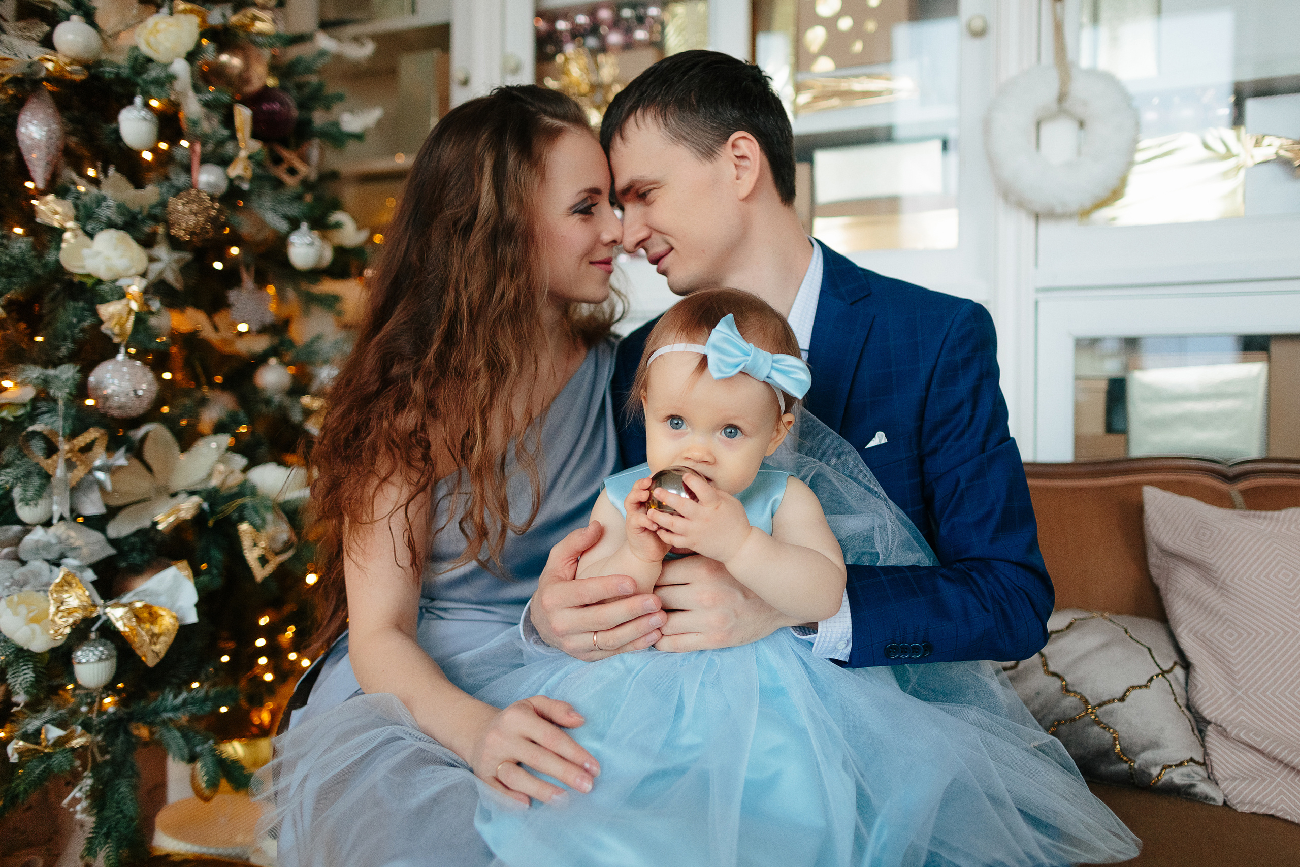 Студийная семейная новогодняя фотосессия с маленькой пуговкой. Свадебный и семейный фотограф Ксения Шекк Екатеринбург