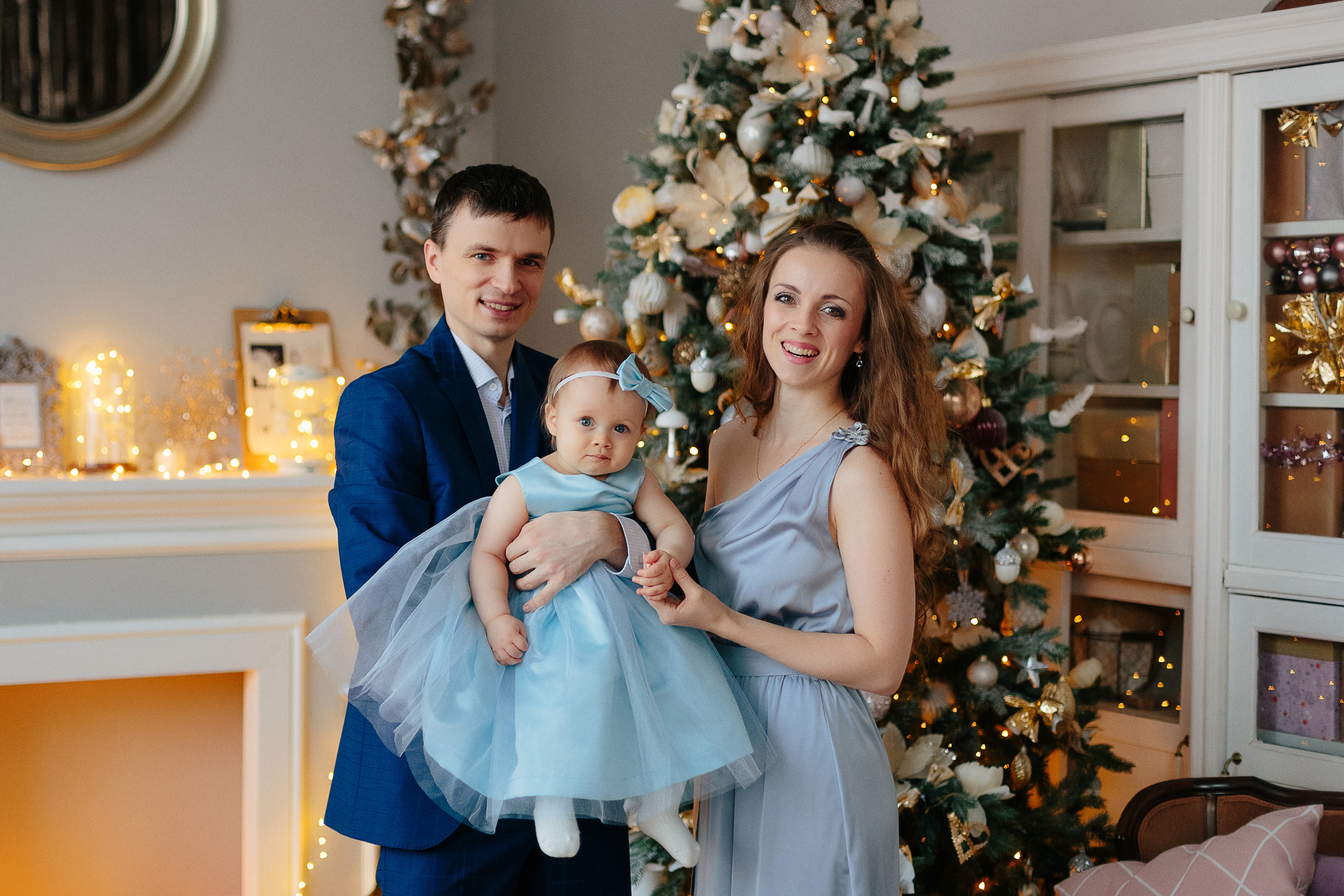Студийная семейная новогодняя фотосессия с маленькой пуговкой. Свадебный и семейный фотограф Ксения Шекк Екатеринбург