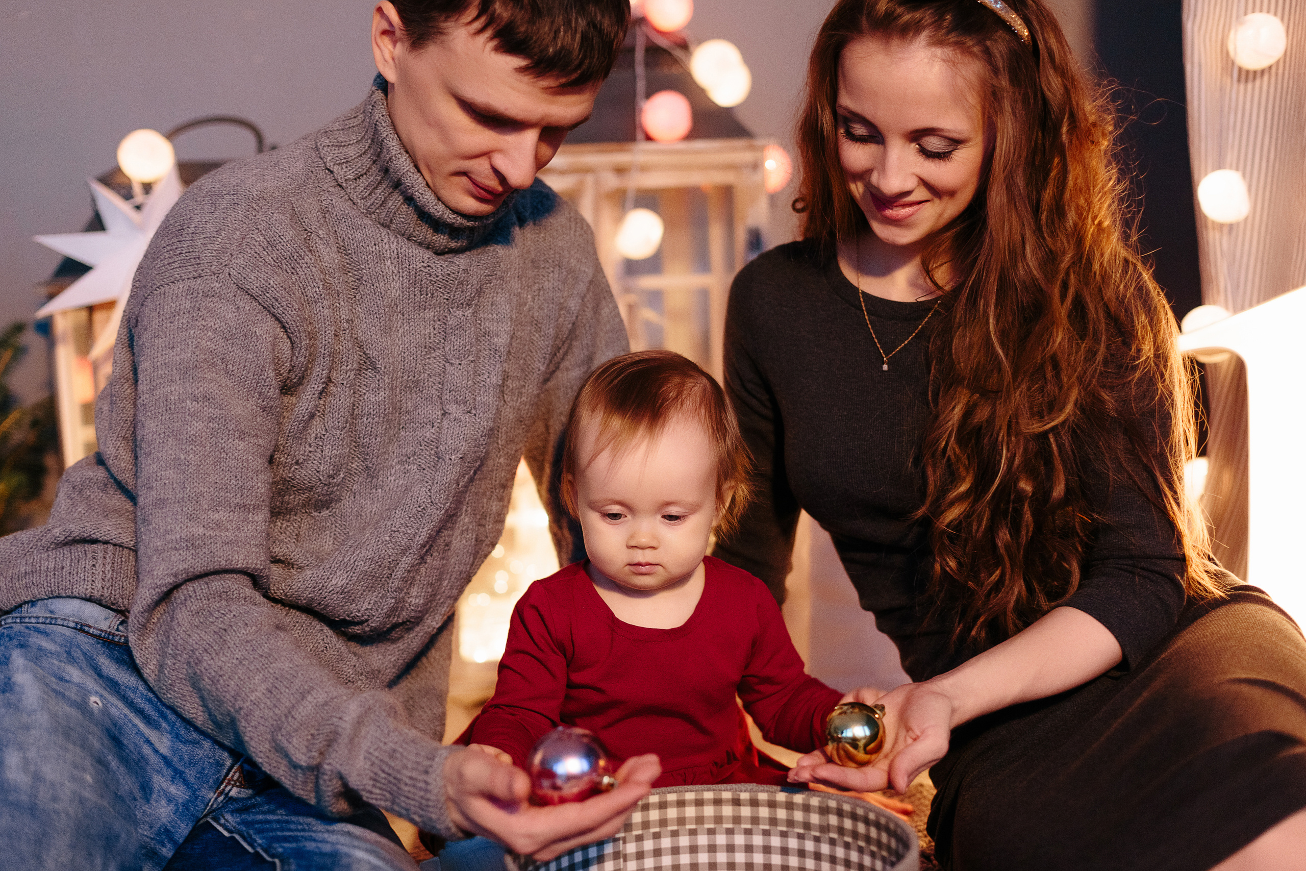 Студийная семейная новогодняя фотосессия с маленькой пуговкой. Свадебный и семейный фотограф Ксения Шекк Екатеринбург