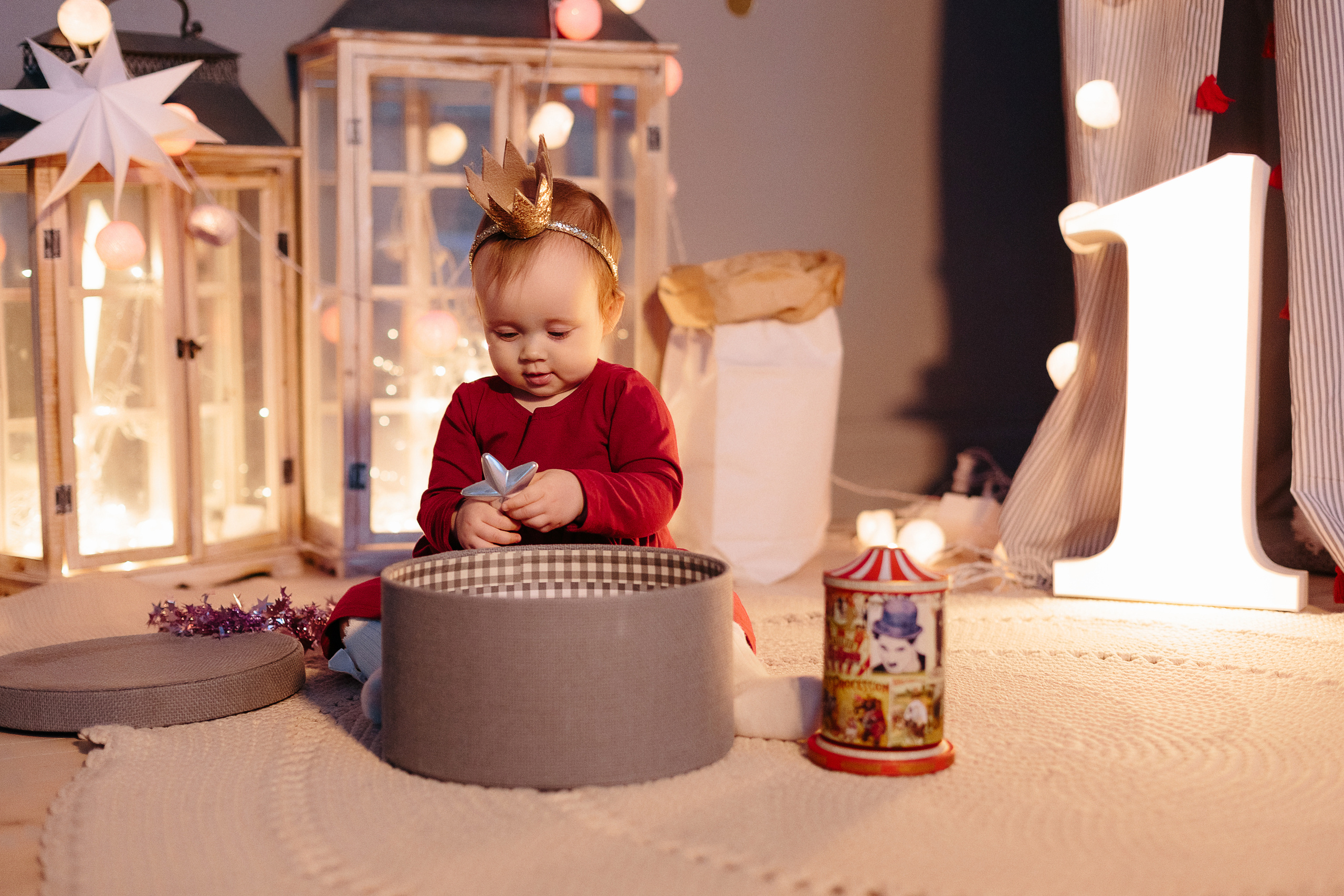 Студийная семейная новогодняя фотосессия с маленькой пуговкой. Свадебный и семейный фотограф Ксения Шекк Екатеринбург