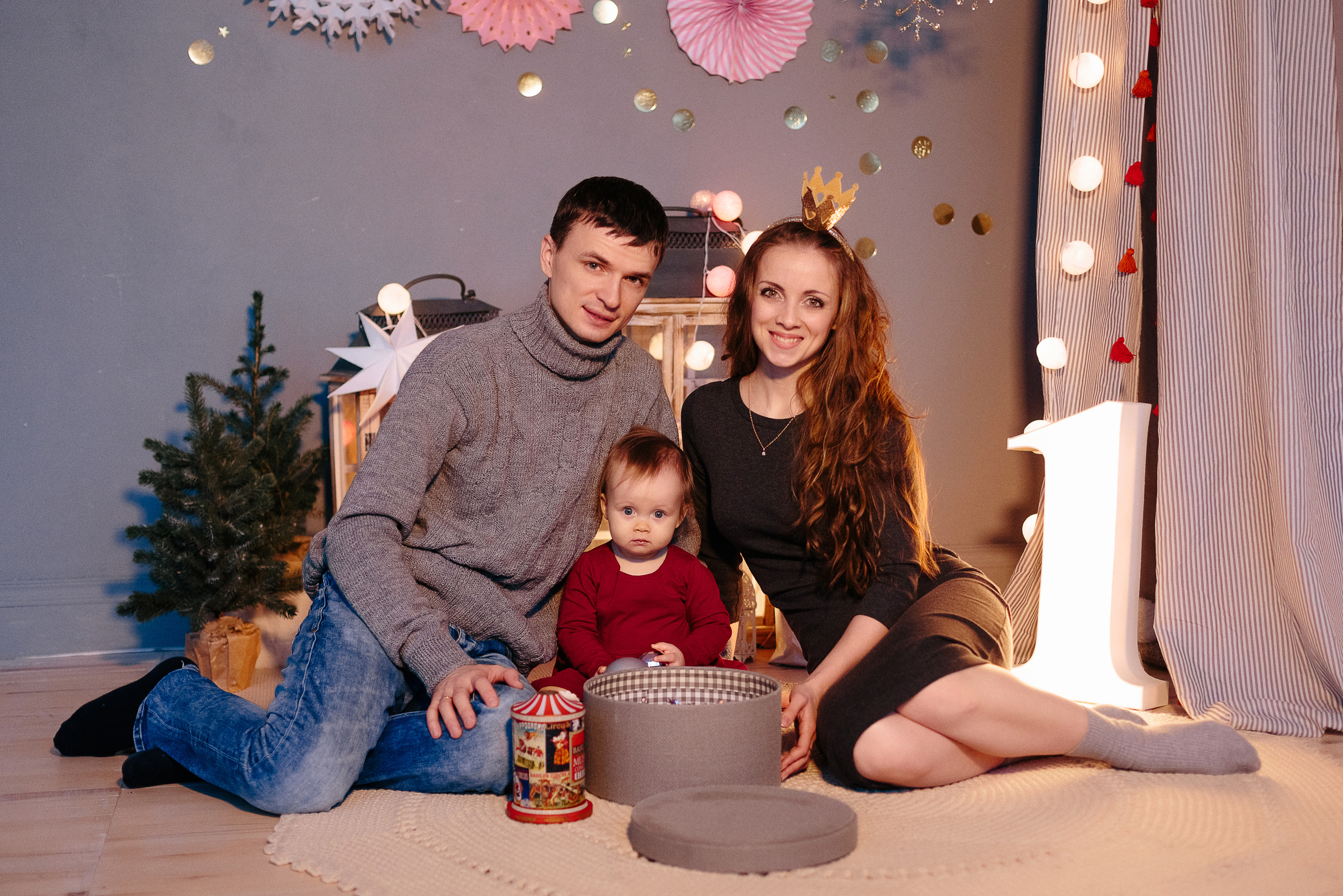 Студийная семейная новогодняя фотосессия с маленькой пуговкой. Свадебный и семейный фотограф Ксения Шекк Екатеринбург