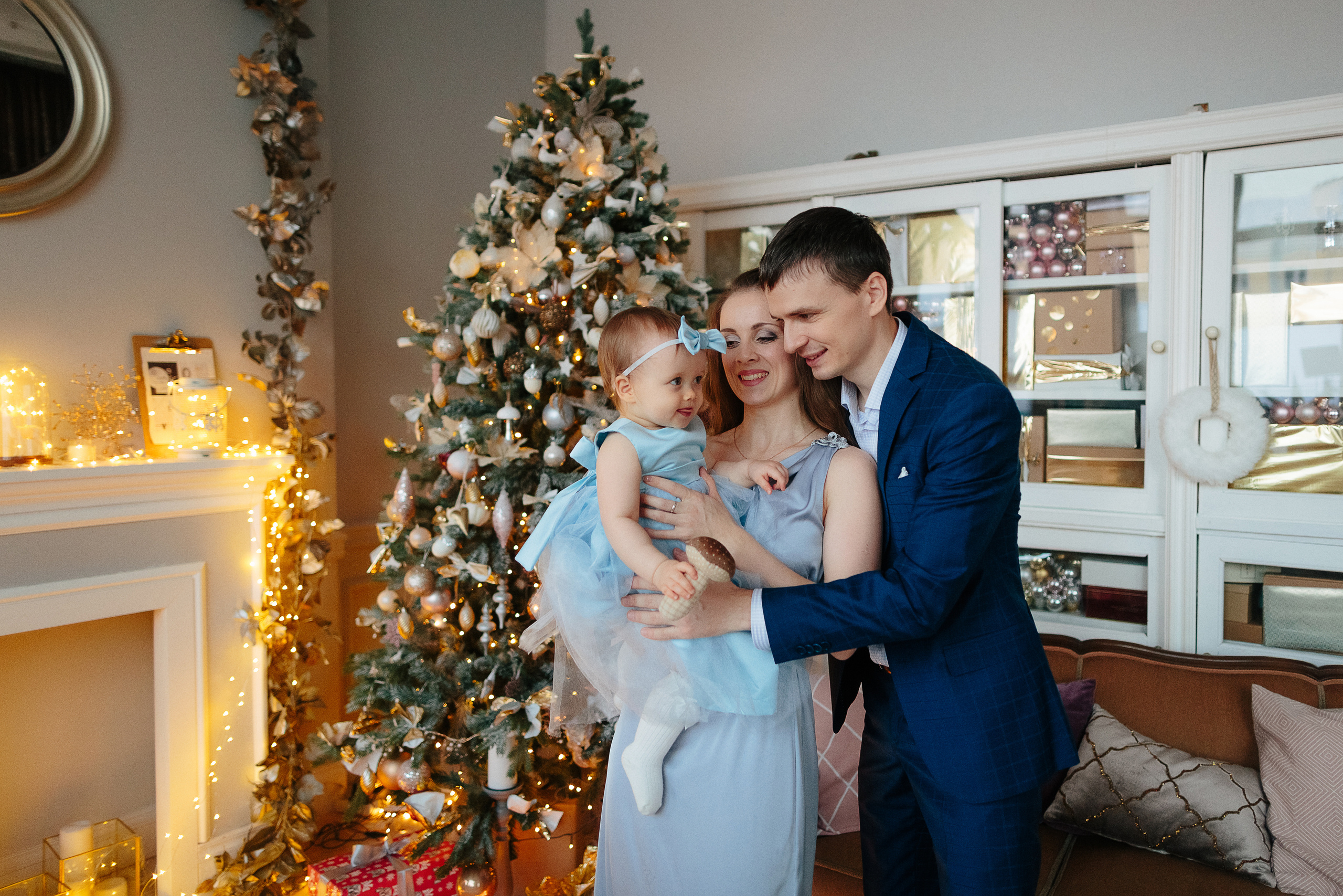 Студийная семейная новогодняя фотосессия с маленькой пуговкой. Свадебный и семейный фотограф Ксения Шекк Екатеринбург