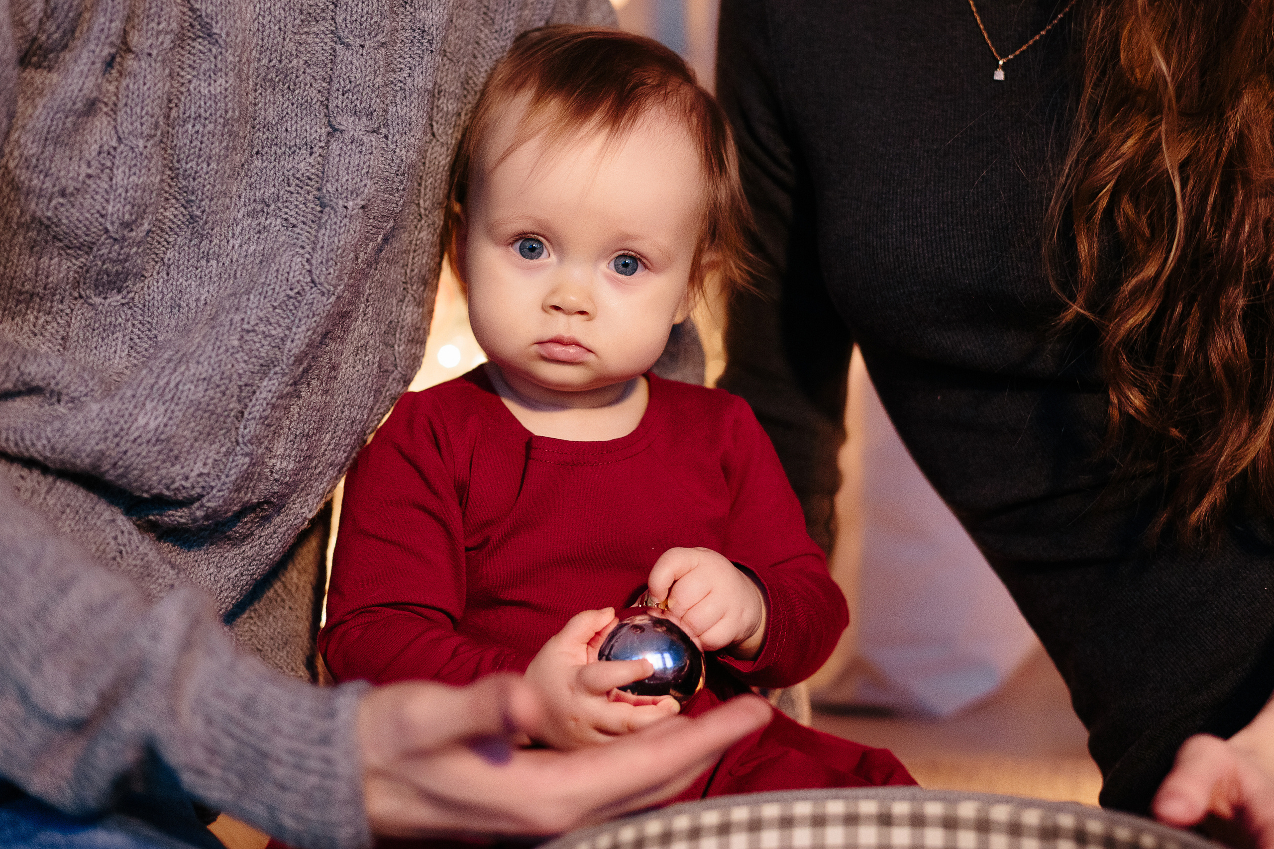 Студийная семейная новогодняя фотосессия с маленькой пуговкой. Свадебный и семейный фотограф Ксения Шекк Екатеринбург