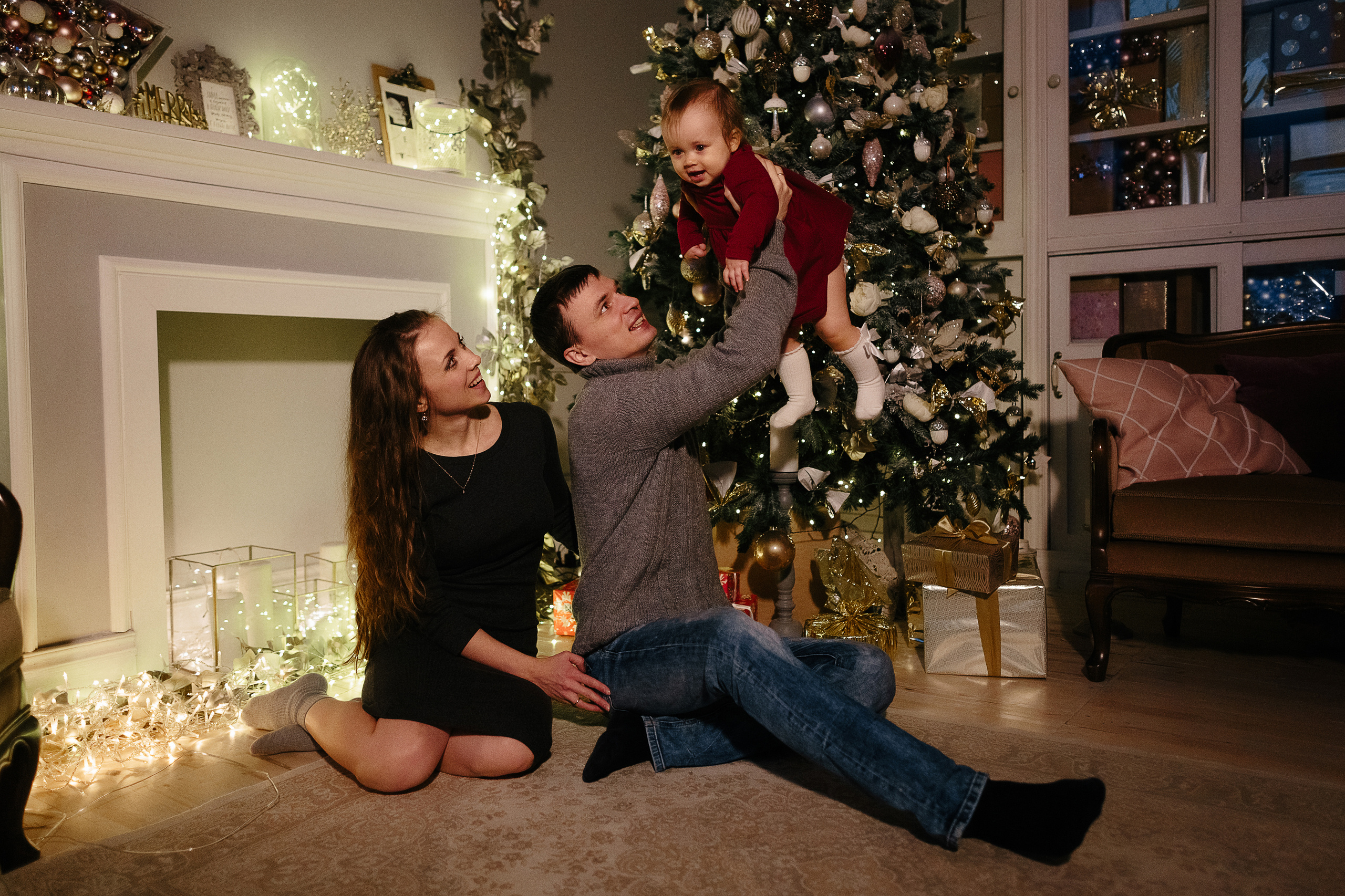 Студийная семейная новогодняя фотосессия с маленькой пуговкой. Свадебный и семейный фотограф Ксения Шекк Екатеринбург
