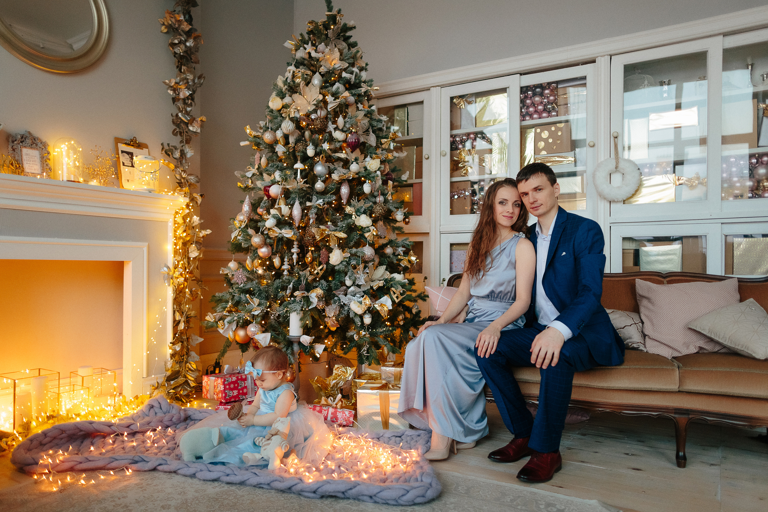 Студийная семейная новогодняя фотосессия с маленькой пуговкой. Свадебный и семейный фотограф Ксения Шекк Екатеринбург