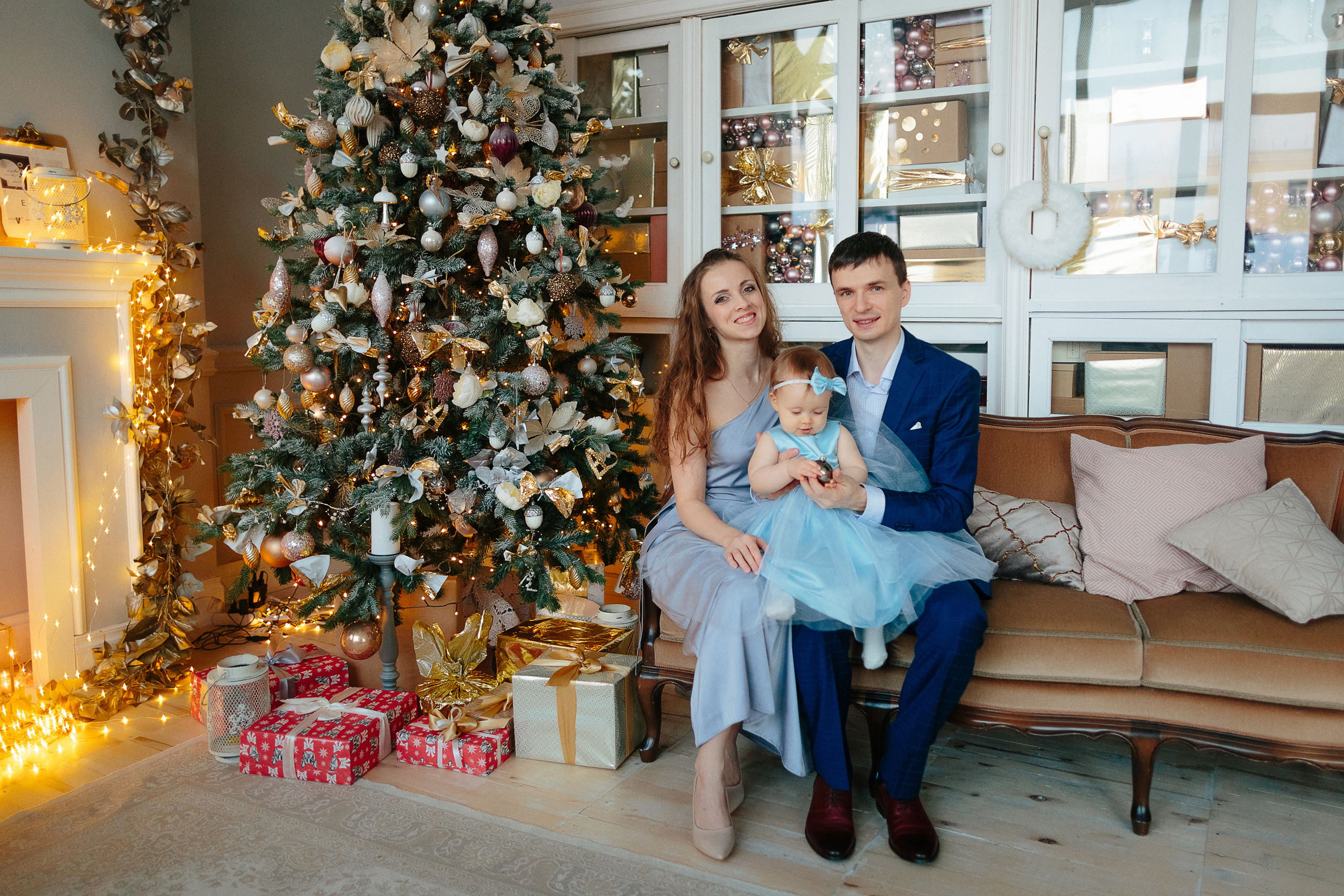 Студийная семейная новогодняя фотосессия с маленькой пуговкой. Свадебный и семейный фотограф Ксения Шекк Екатеринбург