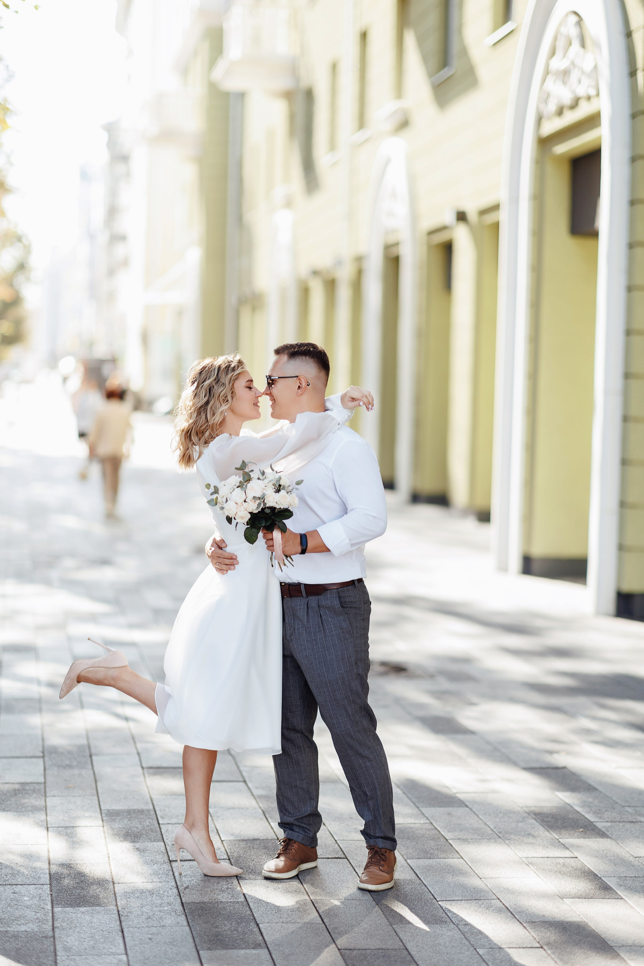 Свадебная прогулка в Воронеже - Жених и невеста обнимаются на проспекте Революции